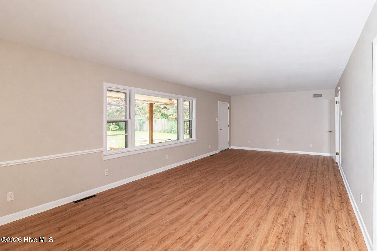 807 E Holly Street Property Photo 9