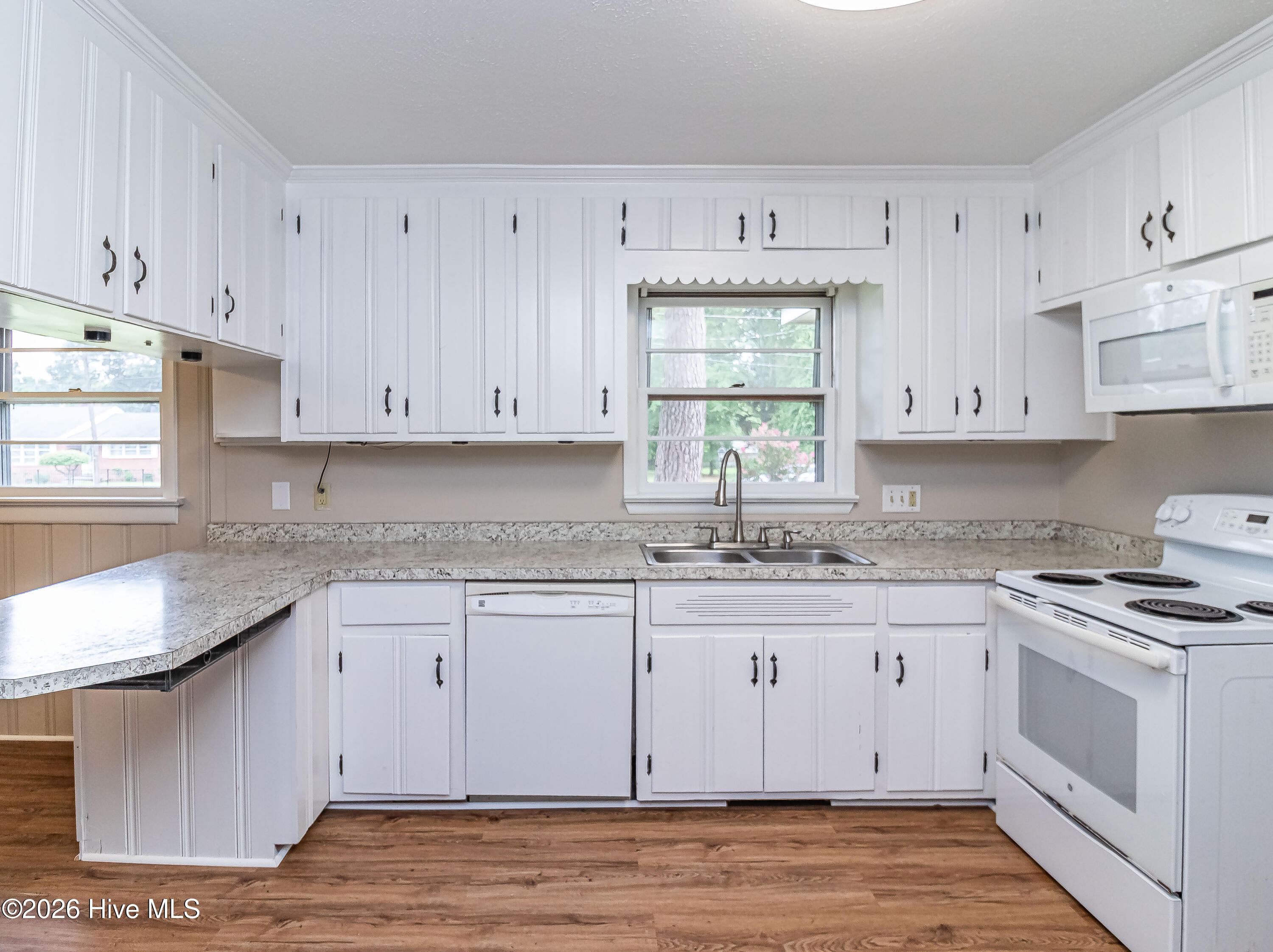 807 E Holly Street Property Photo 18