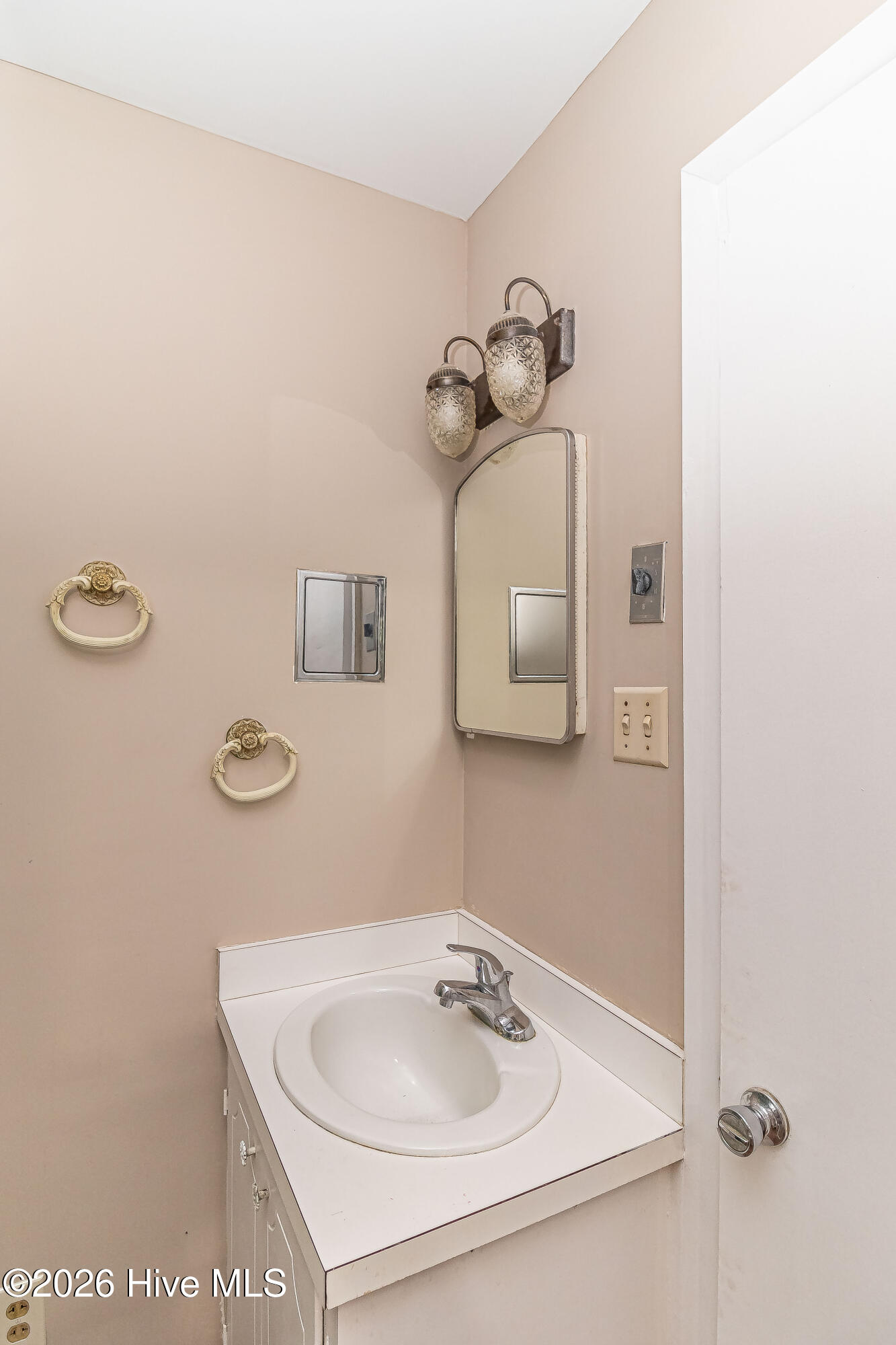 807 E Holly Street Property Photo 31