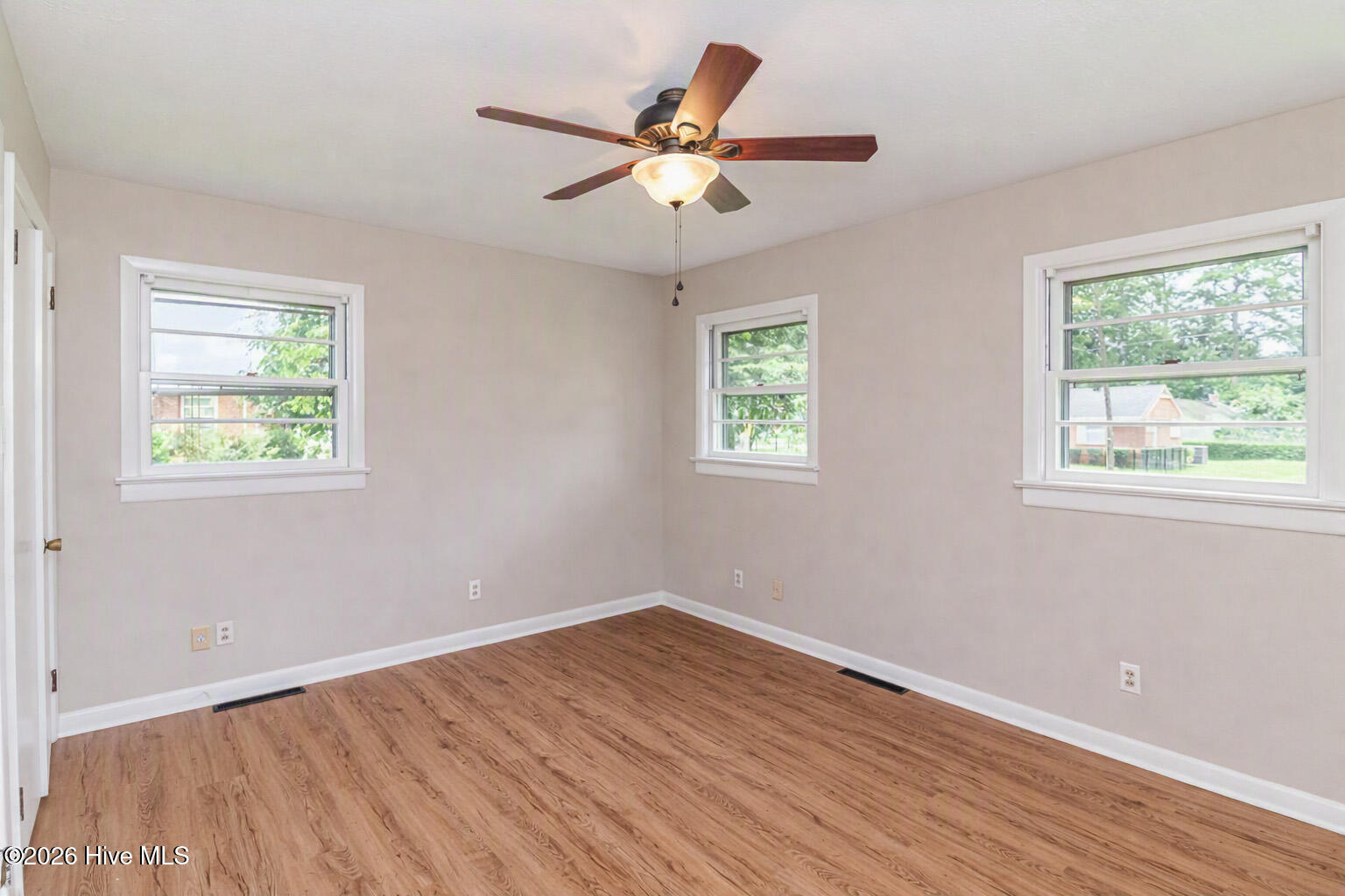 807 E Holly Street Property Photo 39