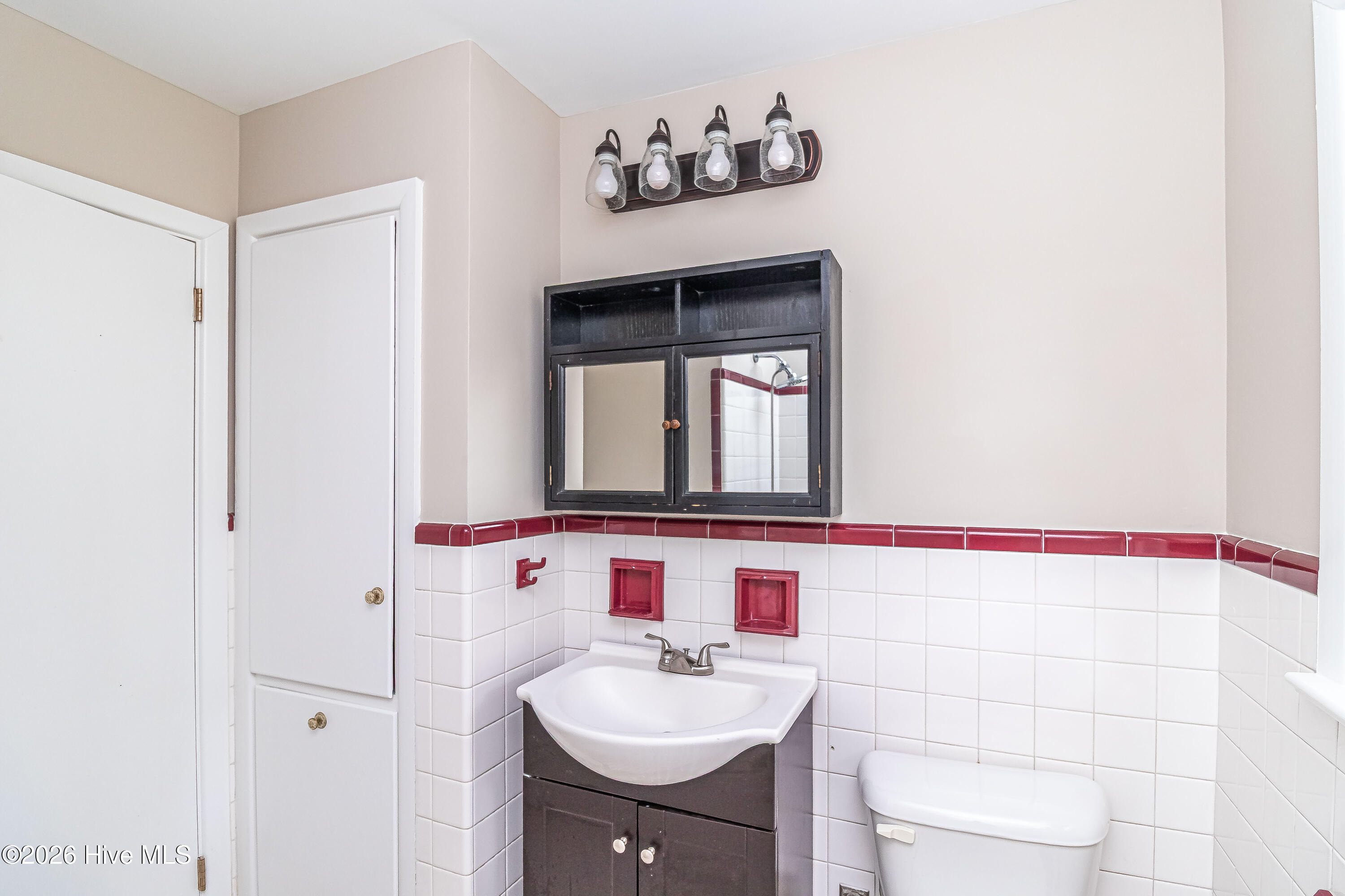 807 E Holly Street Property Photo 48