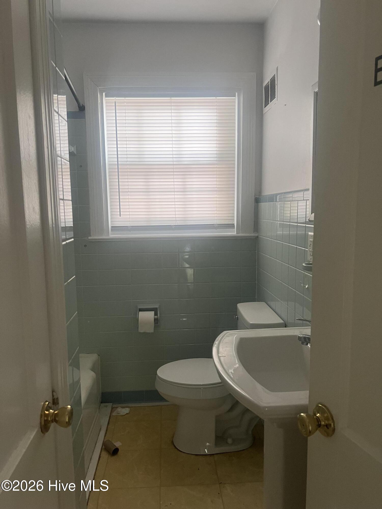 609 E 11th Street Property Photo 18