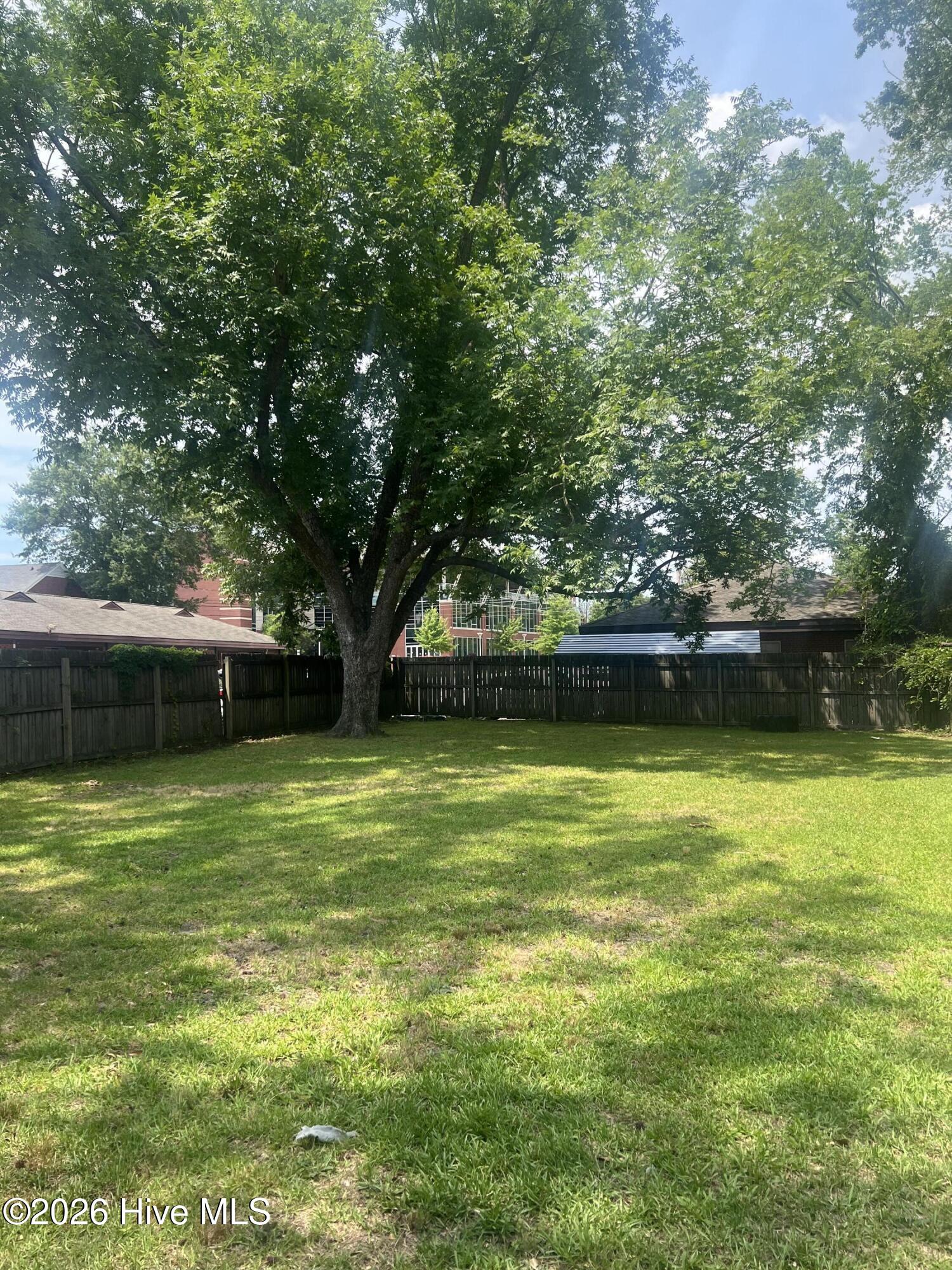 609 E 11th Street Property Photo 22