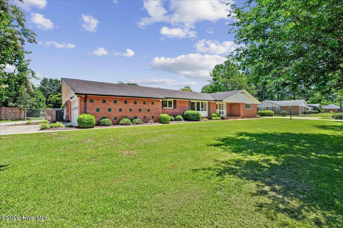 704 E Forest Hill Drive Property Photo 3