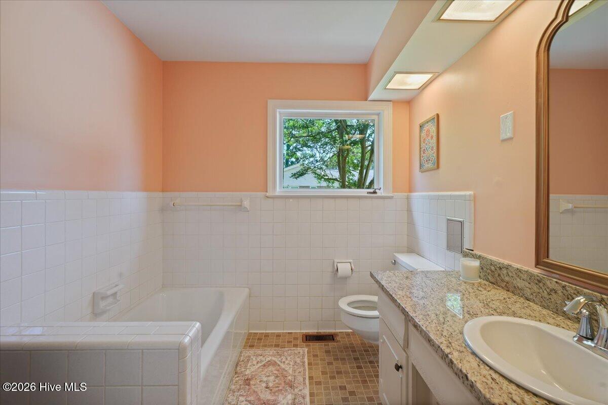 704 E Forest Hill Drive Property Photo 30