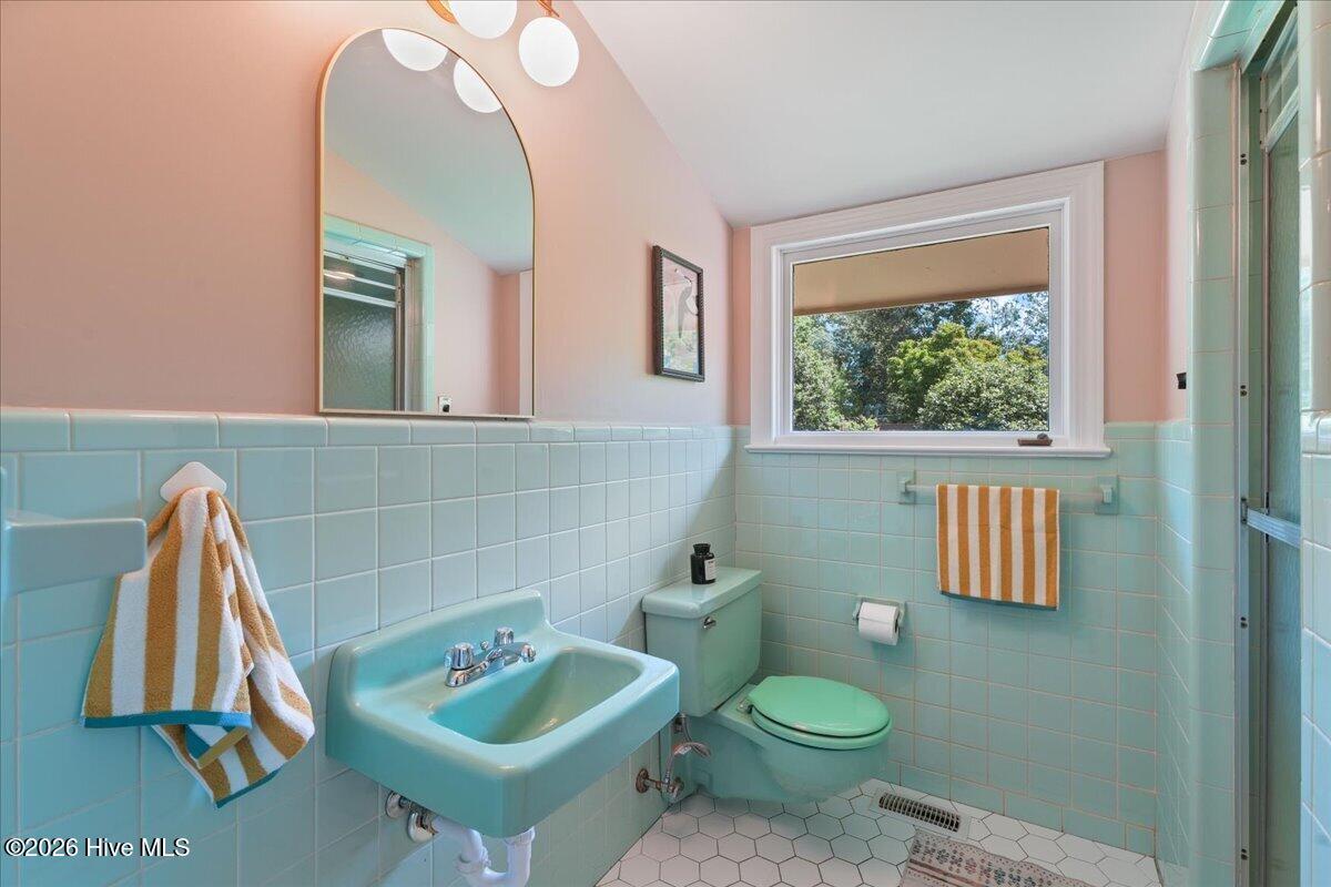 704 E Forest Hill Drive Property Photo 34