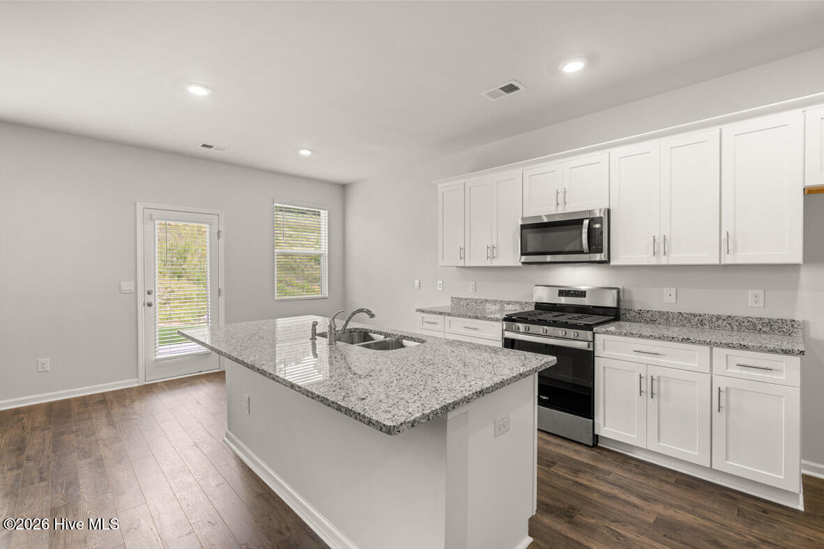 806 Dara Corners Property Photo 4