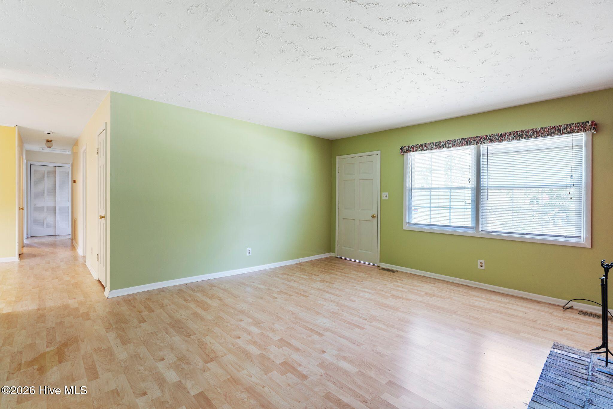414 Thomas Drive Property Photo 4