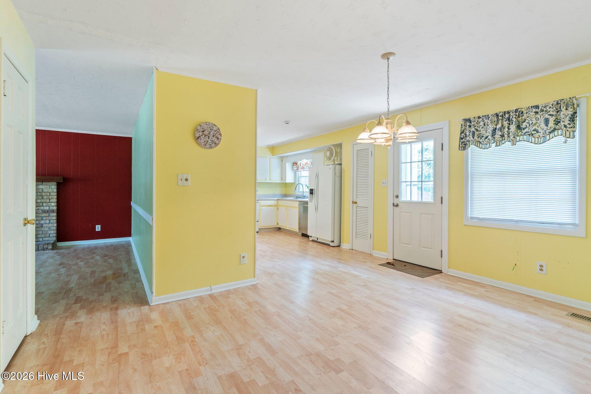 414 Thomas Drive Property Photo 6