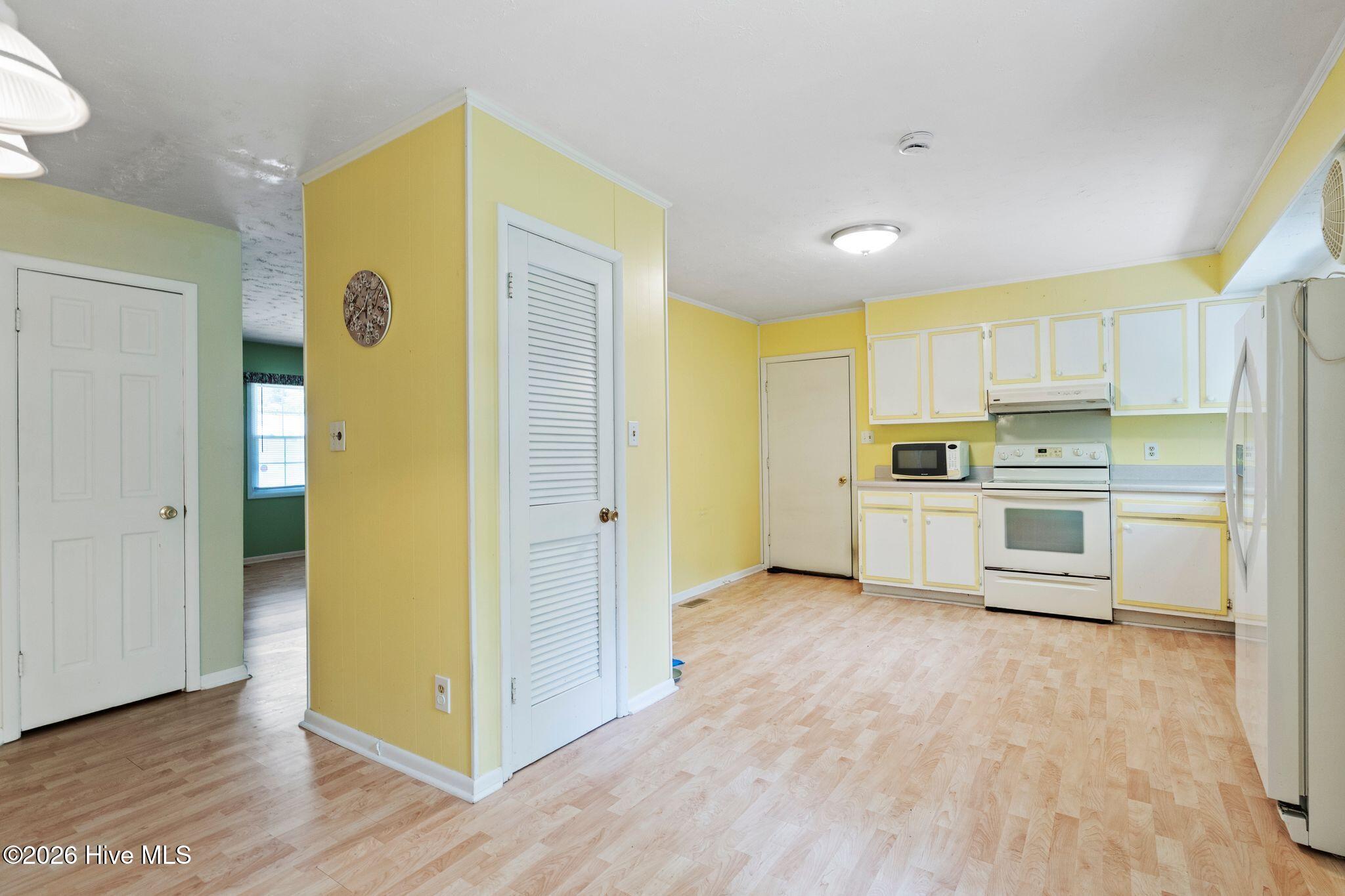 414 Thomas Drive Property Photo 7