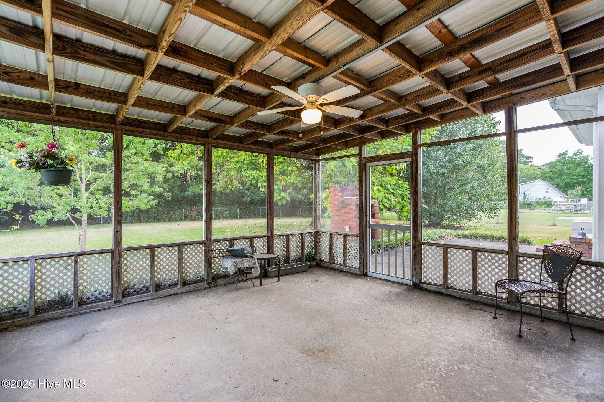 414 Thomas Drive Property Photo 23