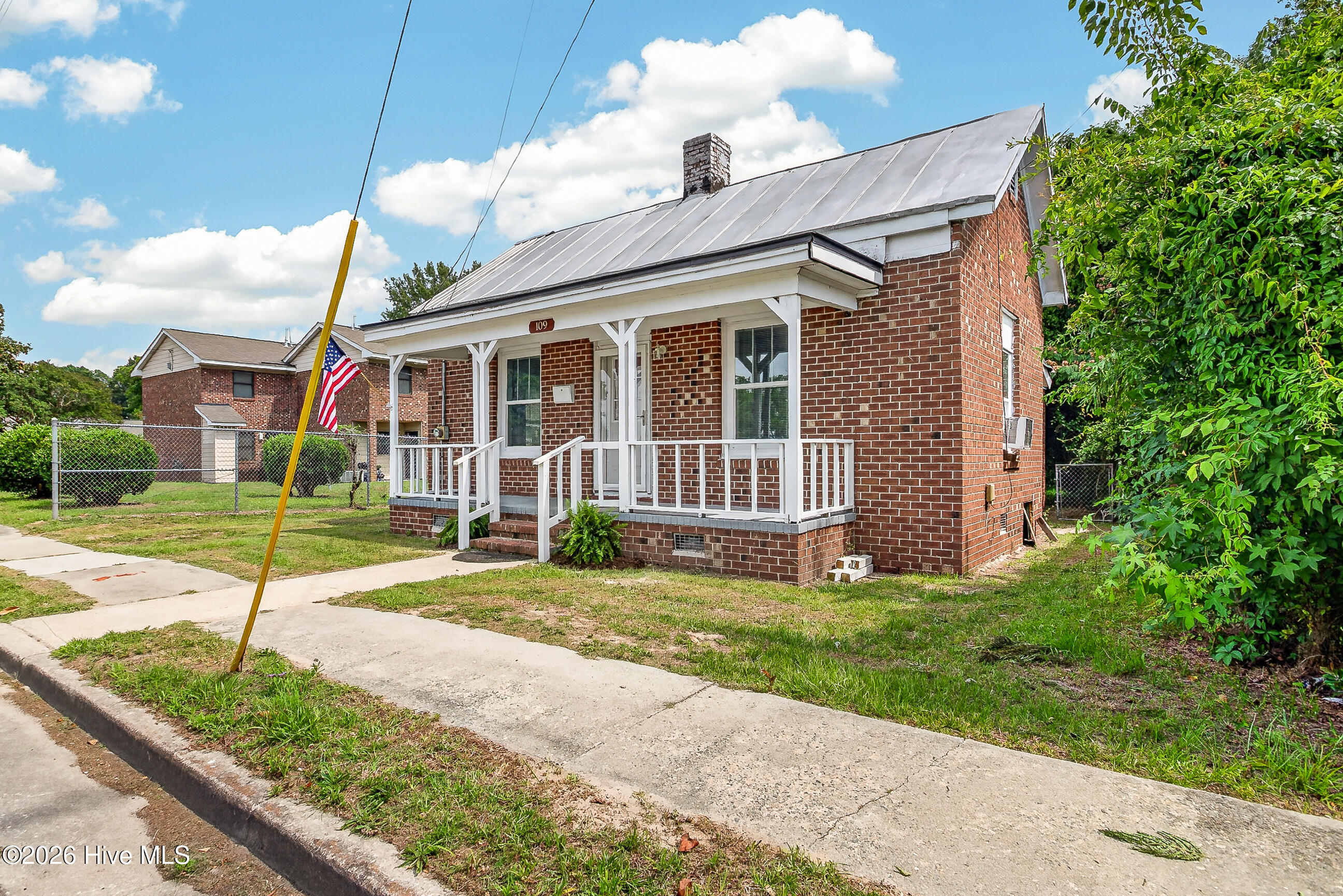 109 E South Street Property Photo 3