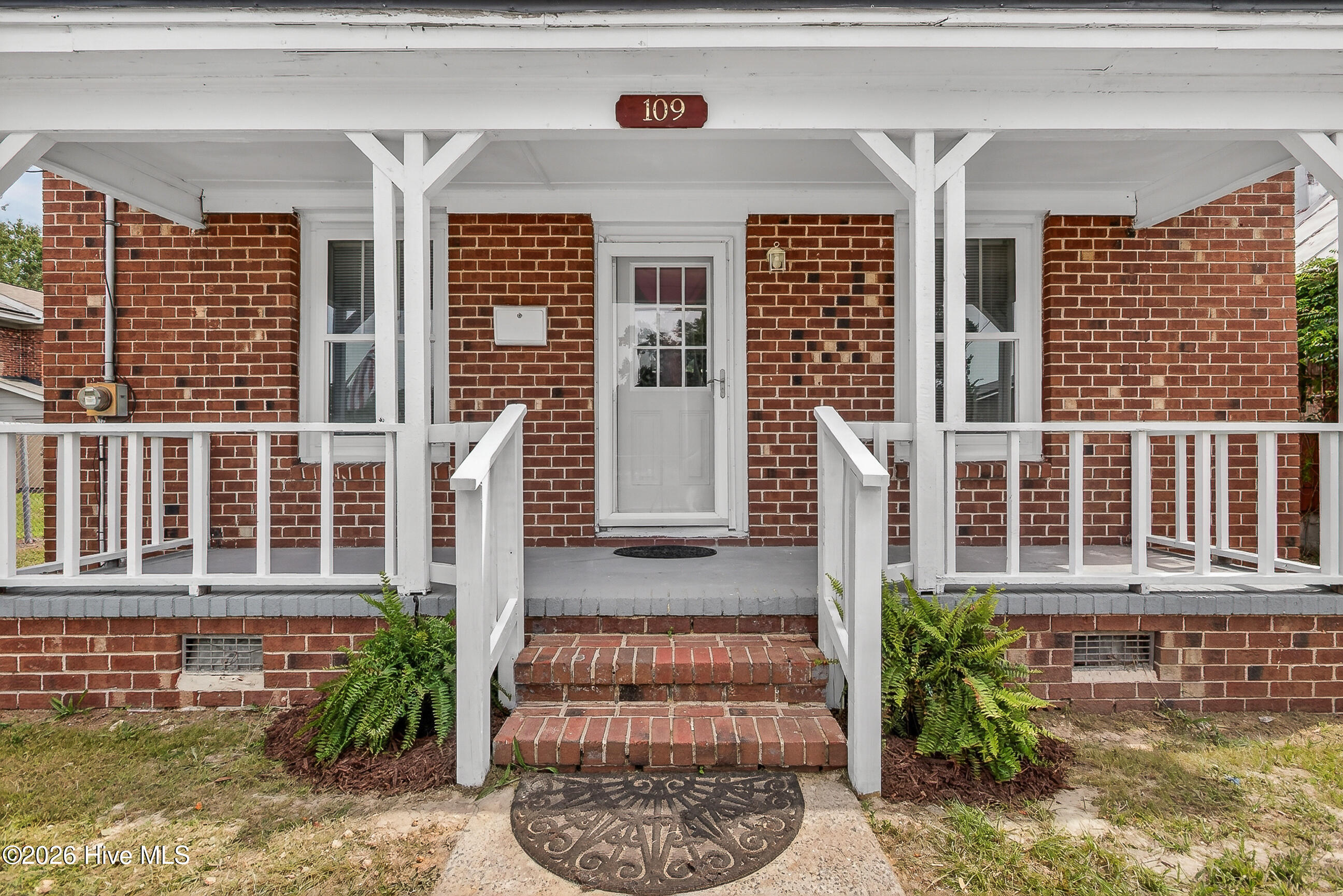 109 E South Street Property Photo 4