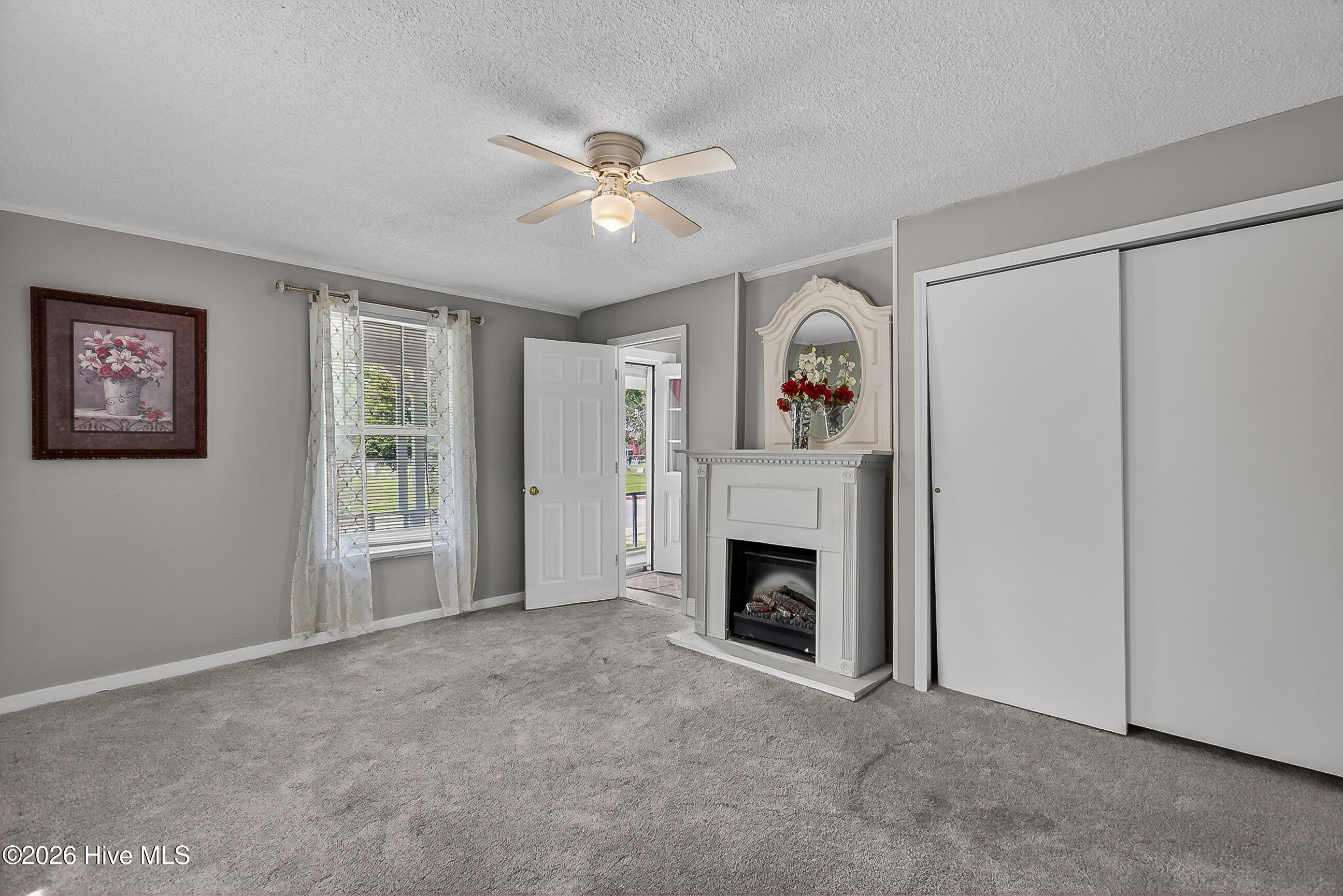 109 E South Street Property Photo 6