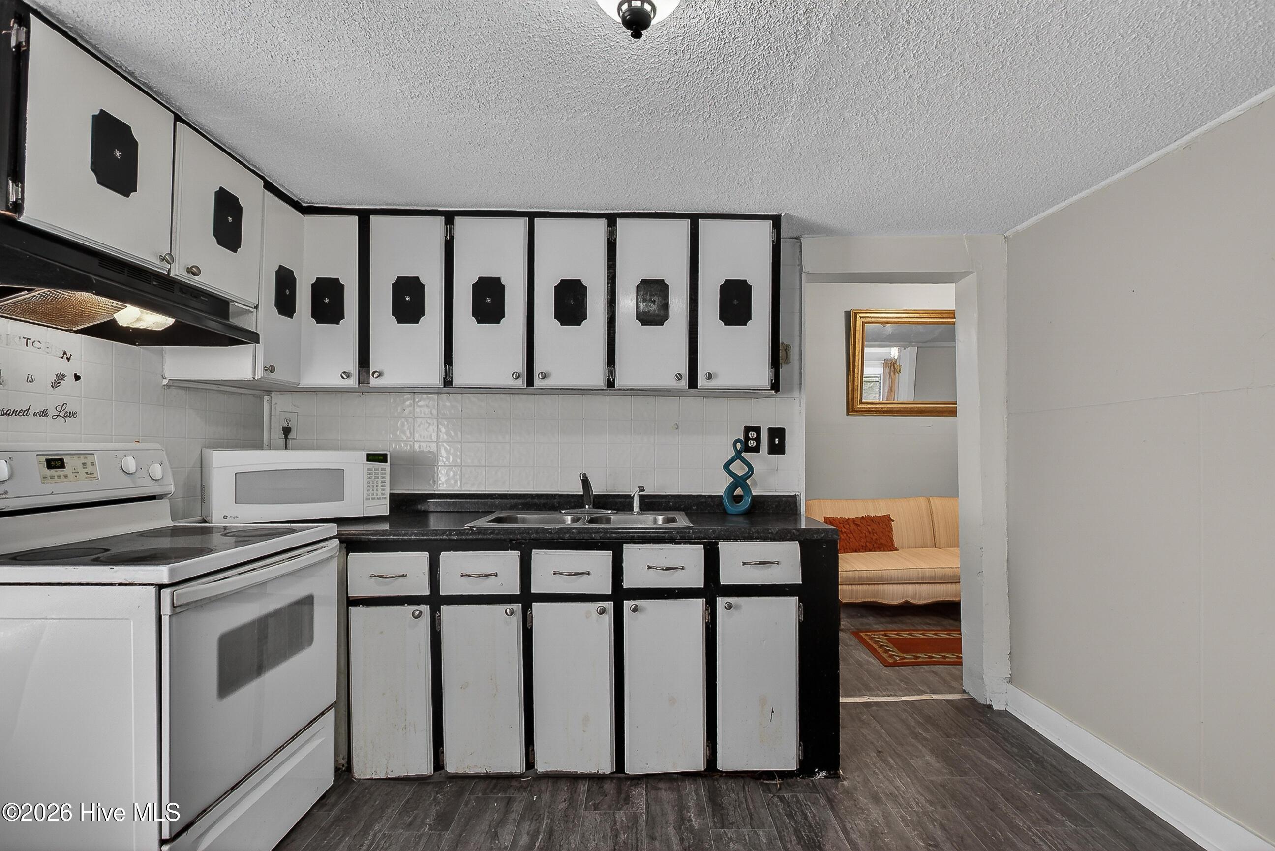 109 E South Street Property Photo 12