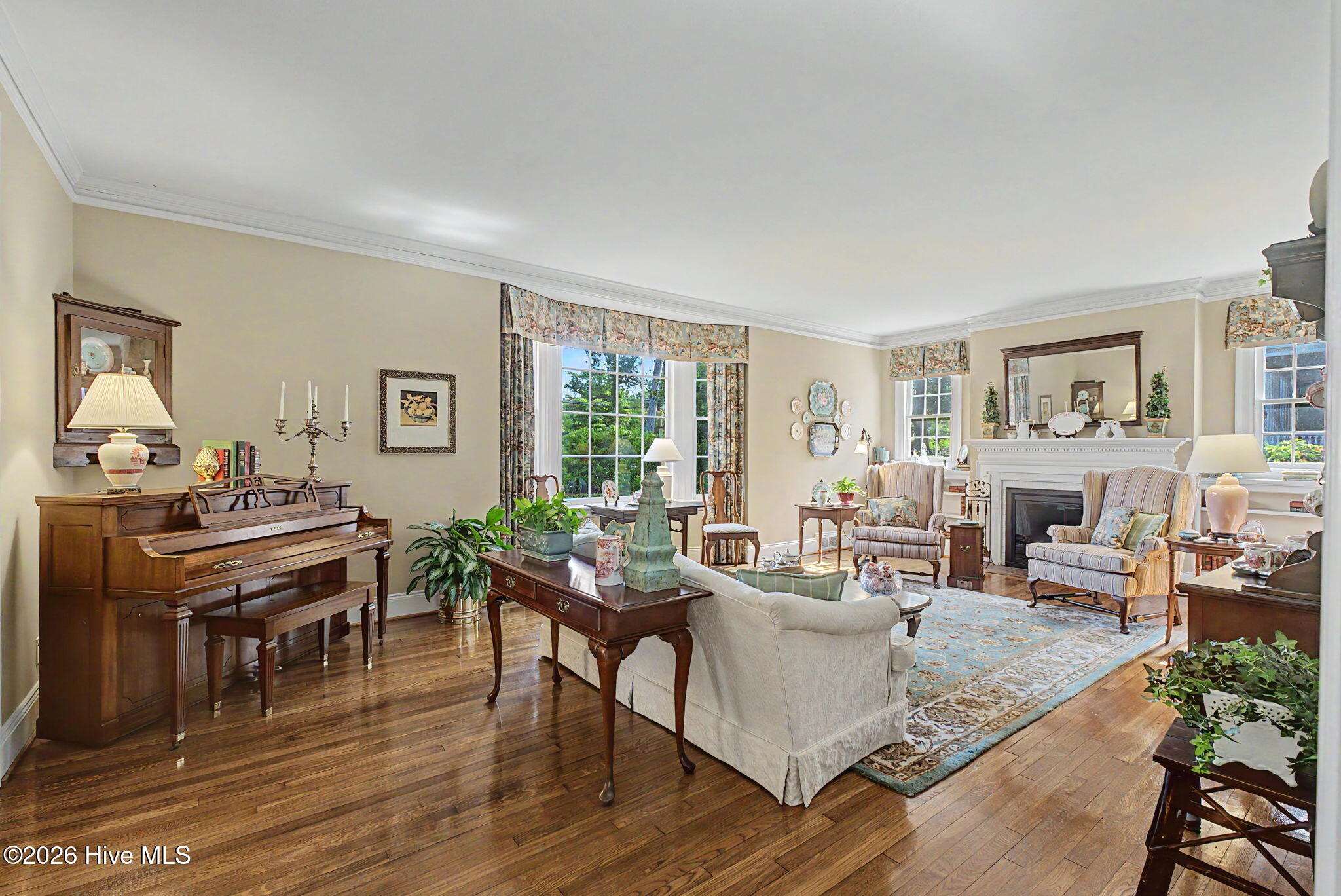 2521 Walton Way Property Photo 6