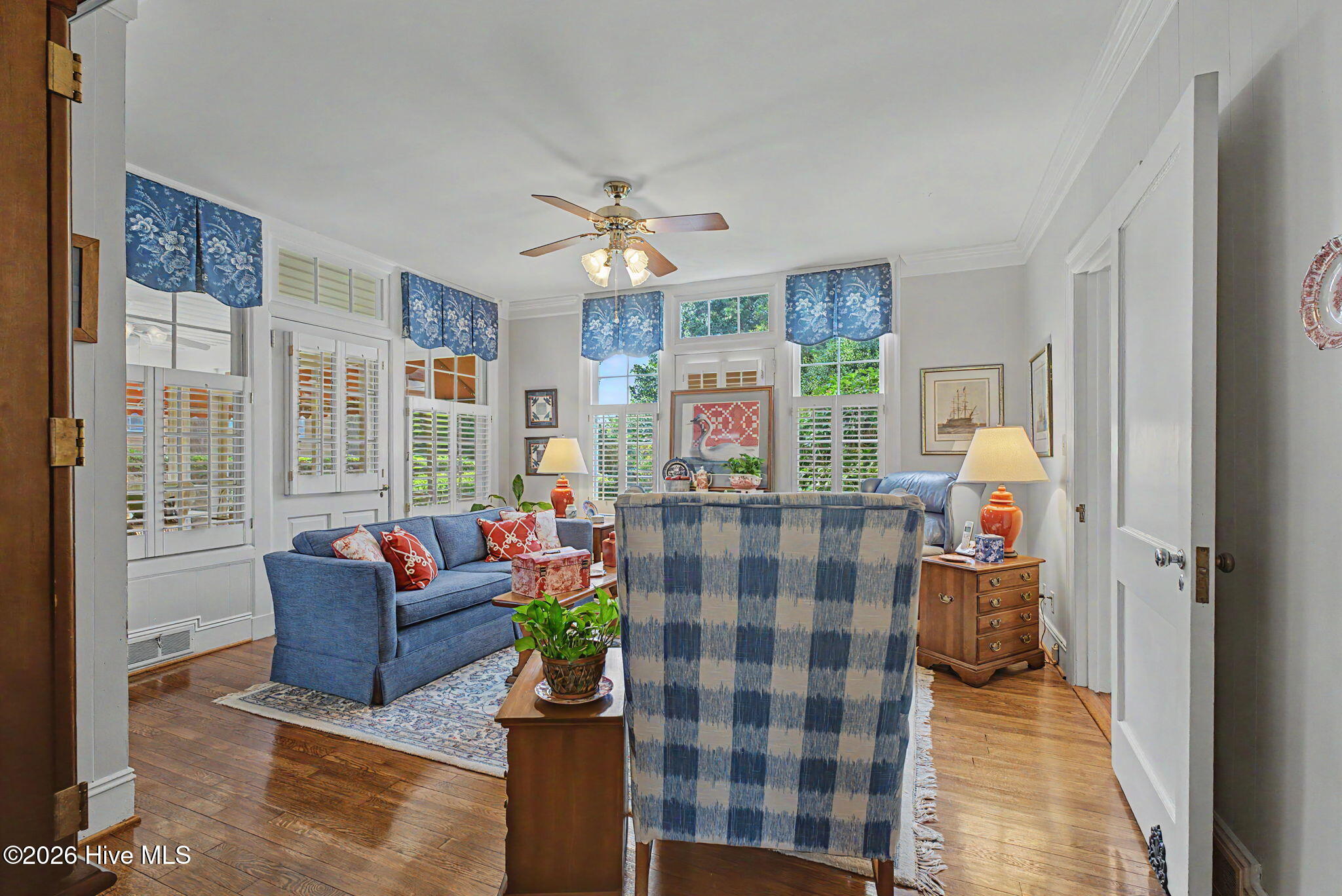 2521 Walton Way Property Photo 17
