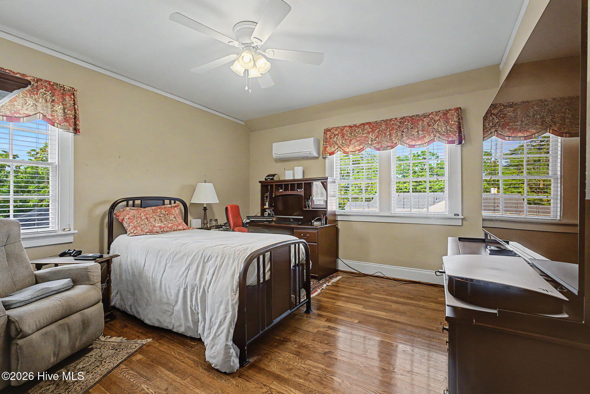 2521 Walton Way Property Photo 28