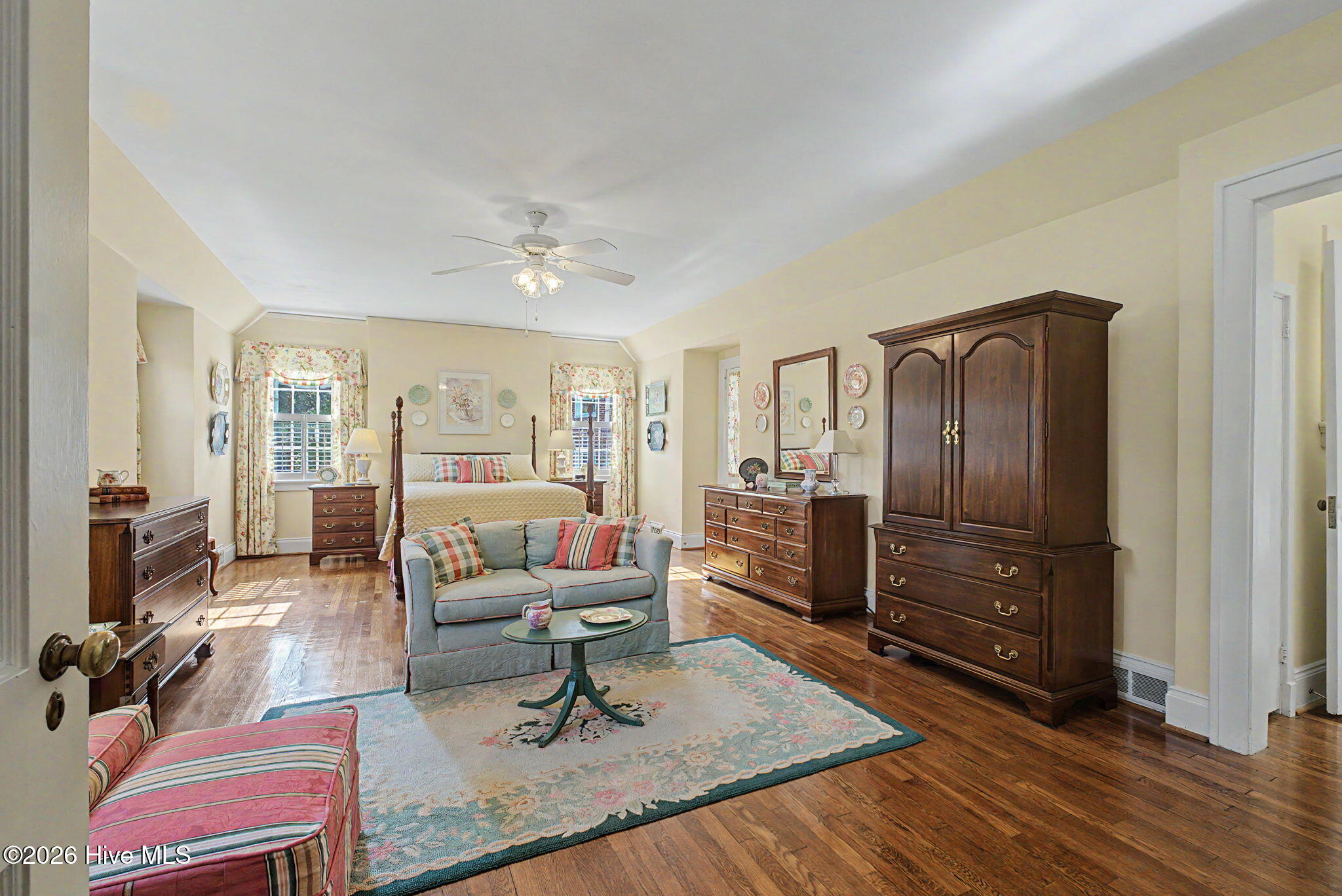 2521 Walton Way Property Photo 32
