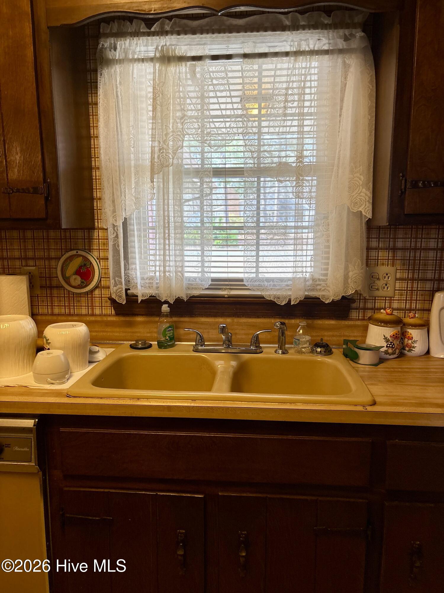 305 Crestwood Drive Property Photo 4