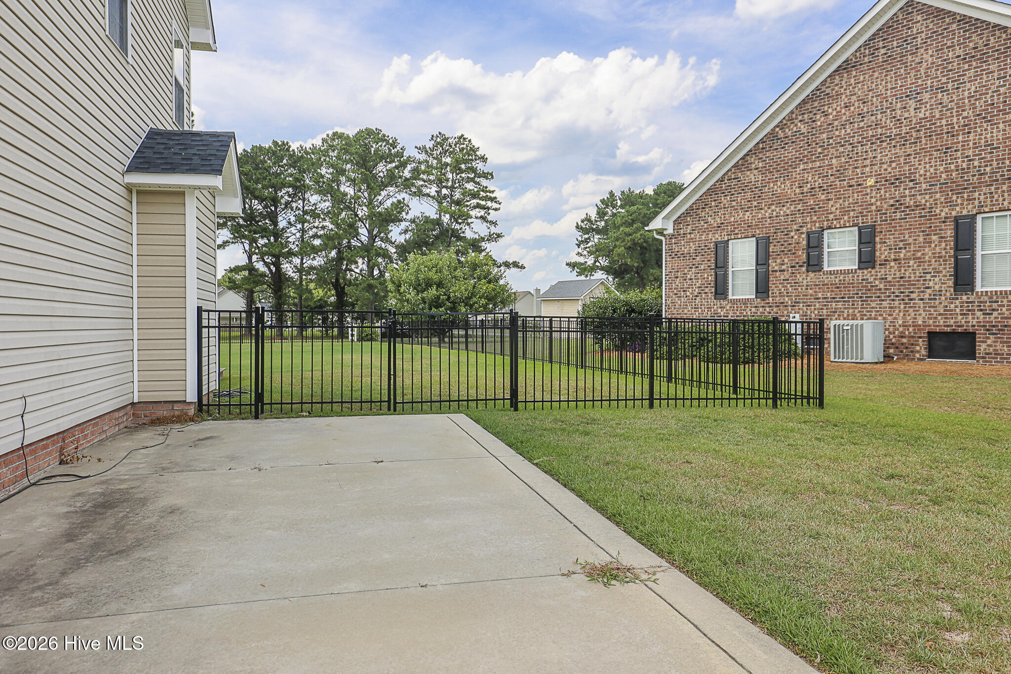 202 S River Drive Property Photo 4