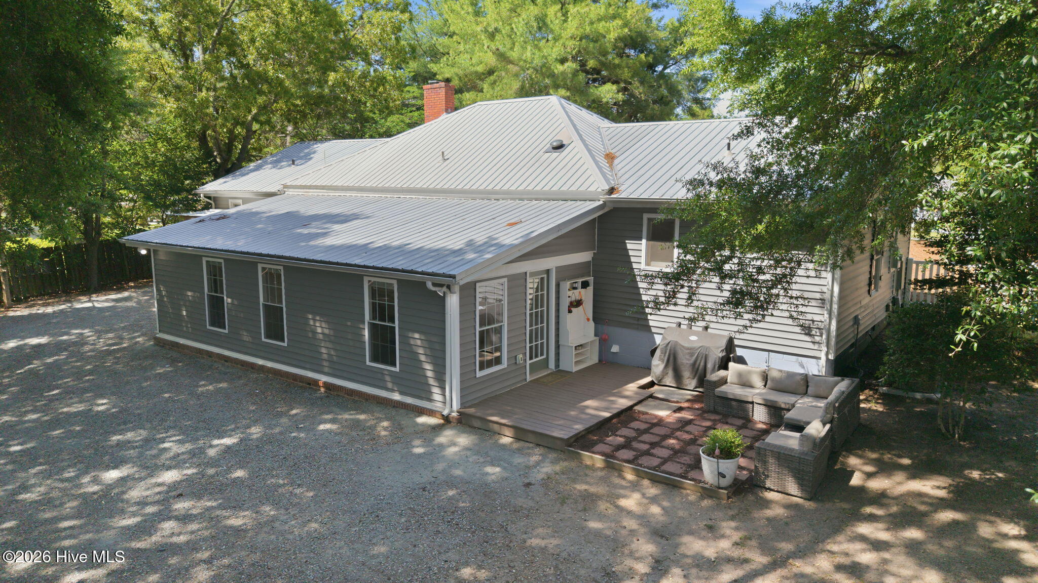 1425 Central Drive Property Photo 5