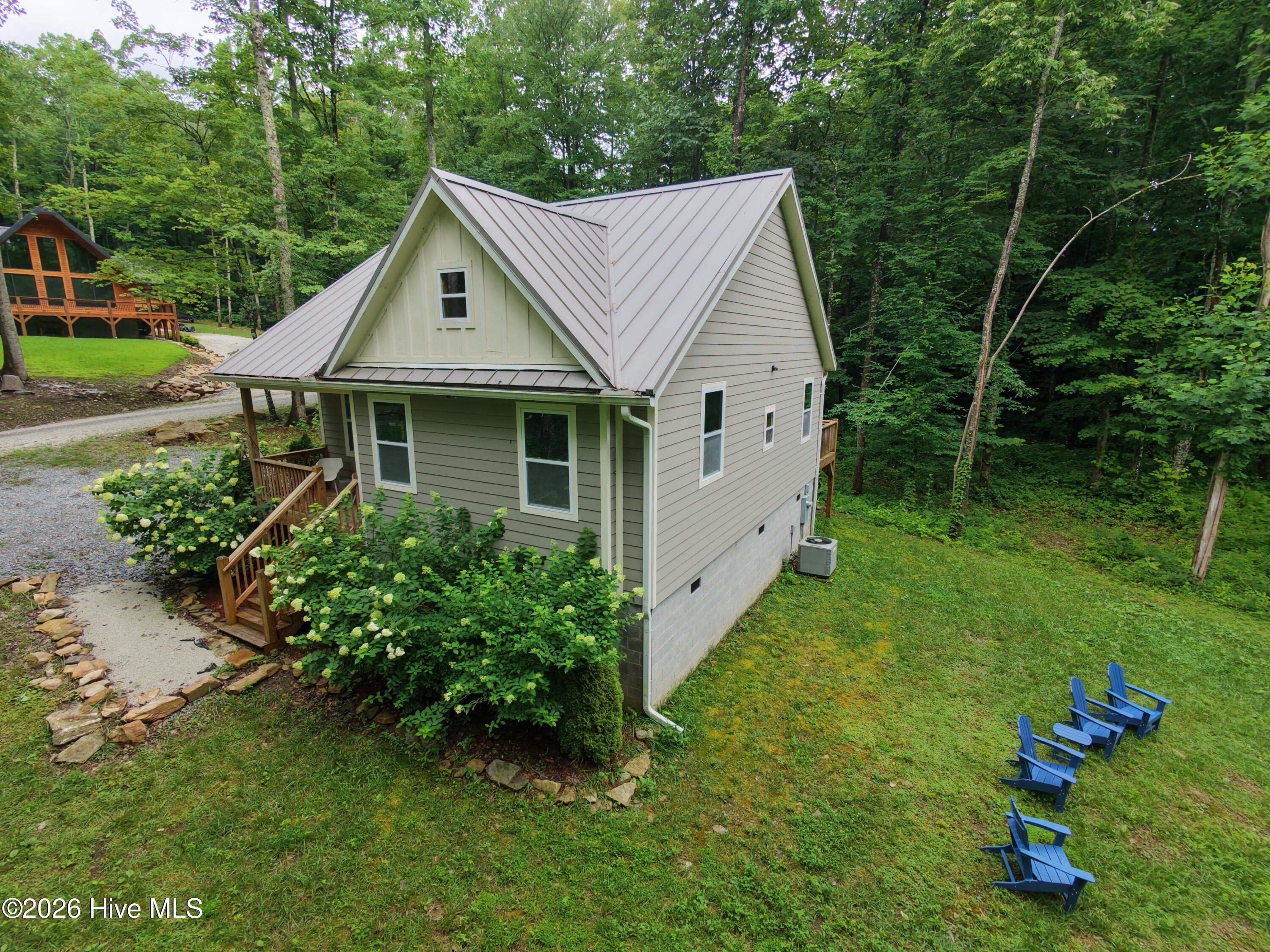 984 Cahill Drive Property Photo 2
