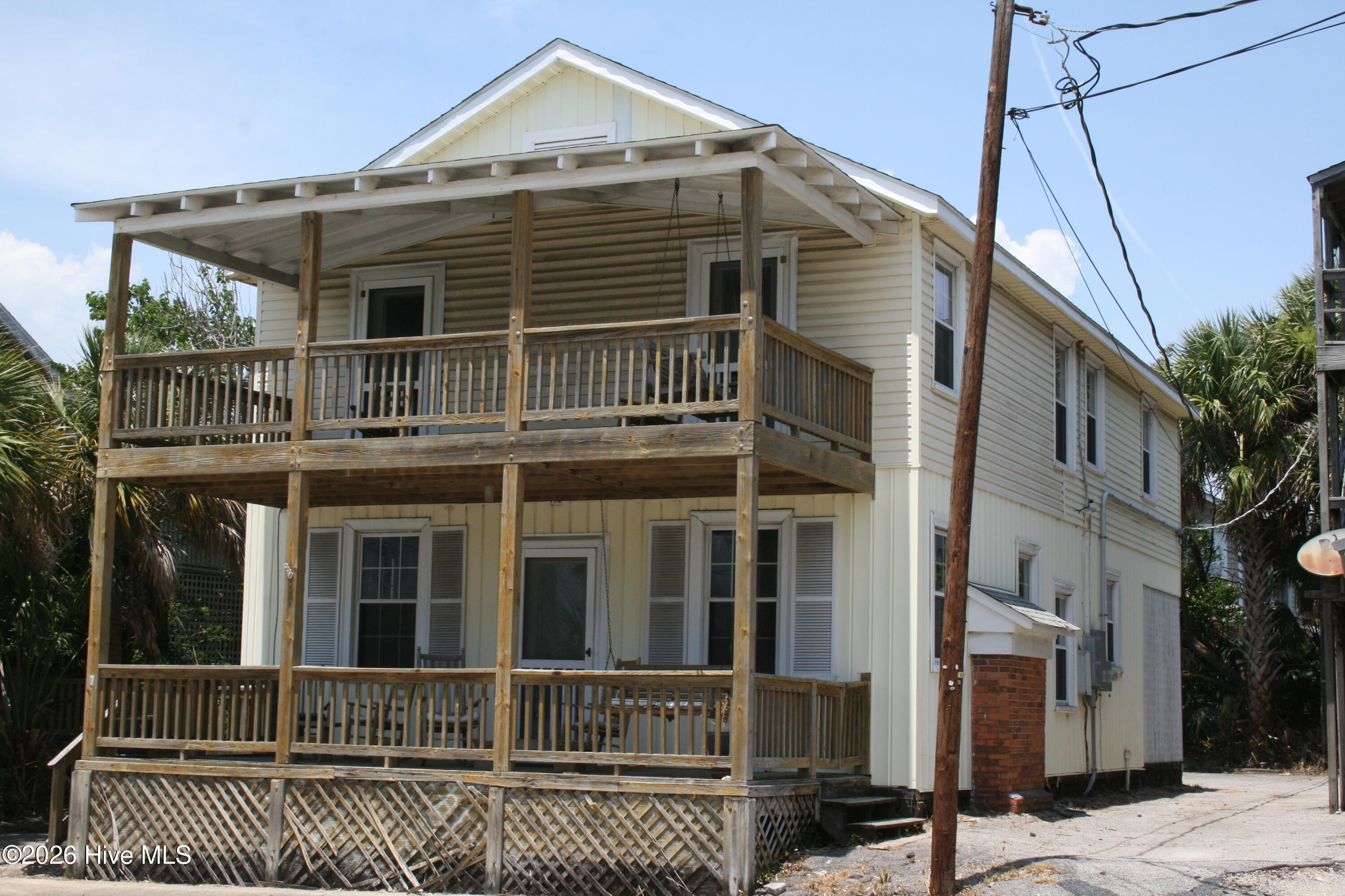 7 E Columbia Street E Property Photo 3