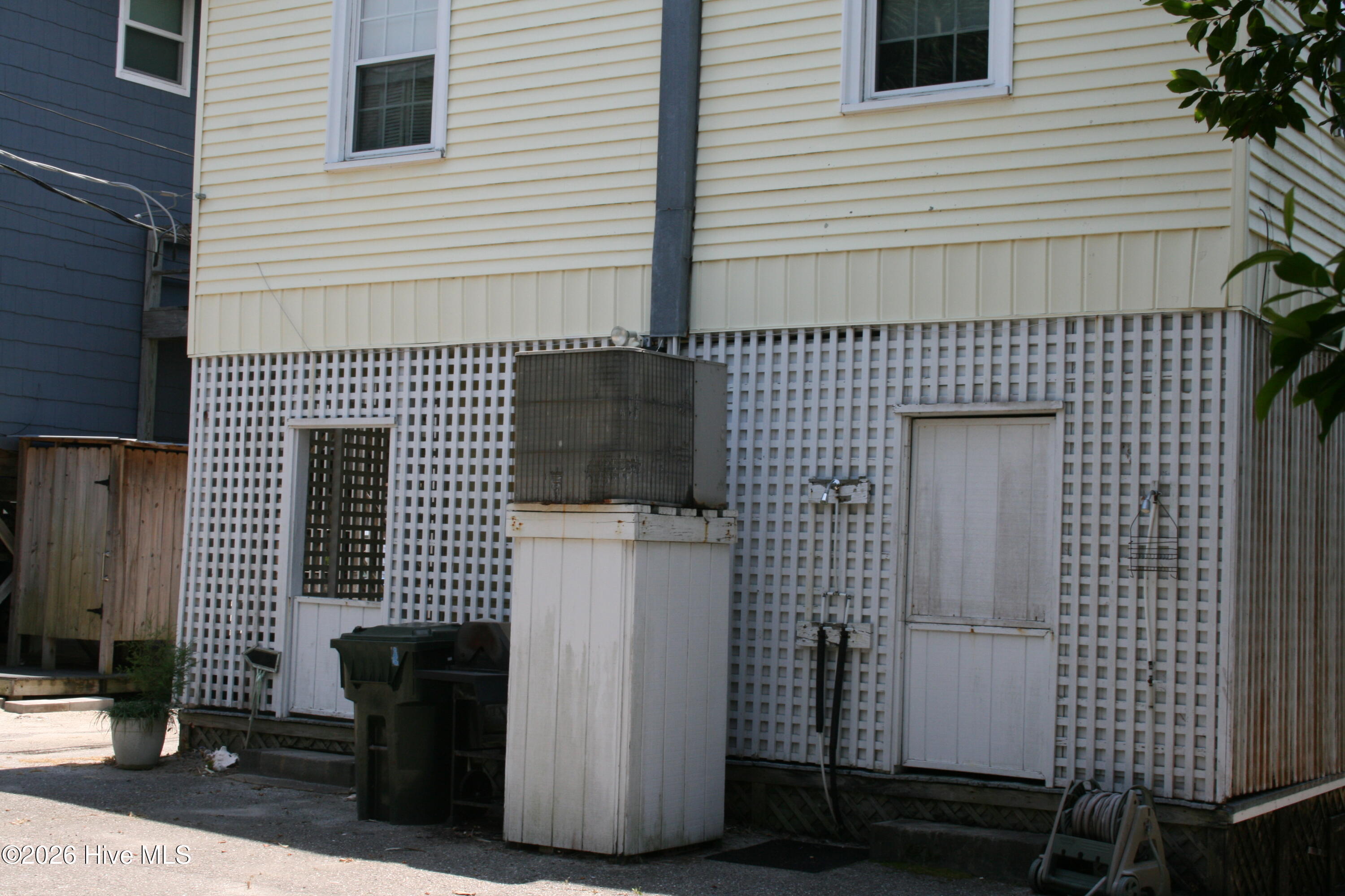 7 E Columbia Street E Property Photo 8