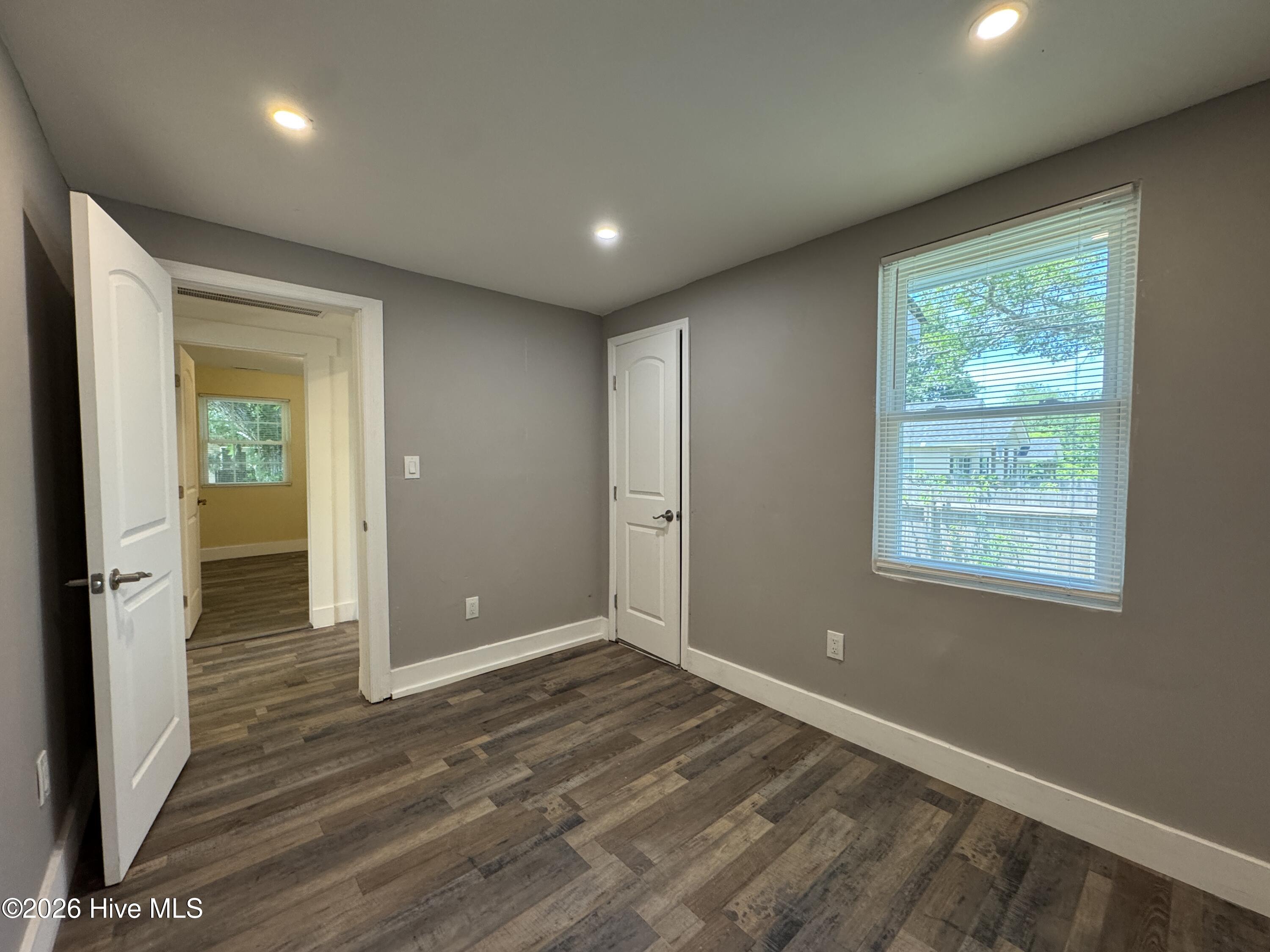 565 Manly Avenue B Property Photo 8