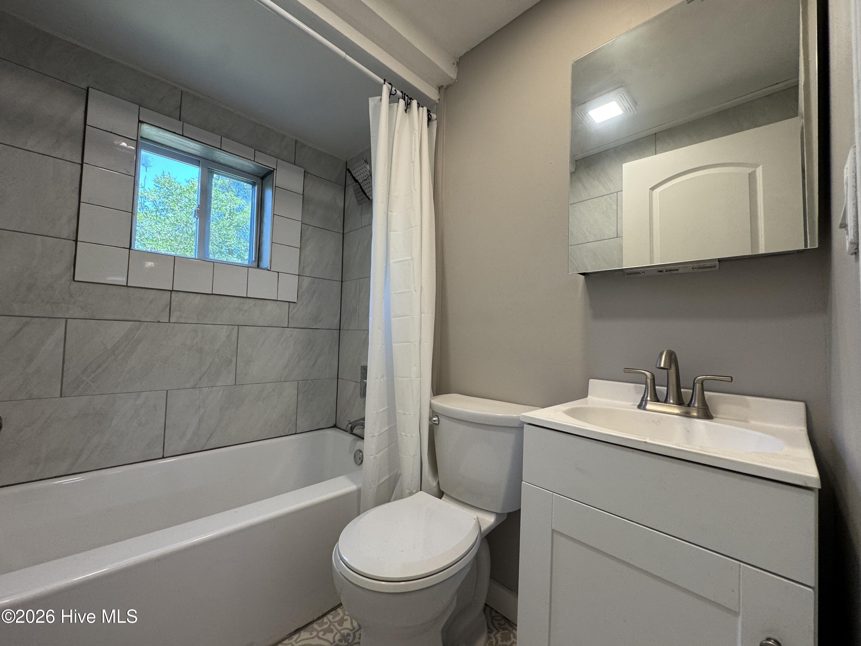 565 Manly Avenue B Property Photo 10