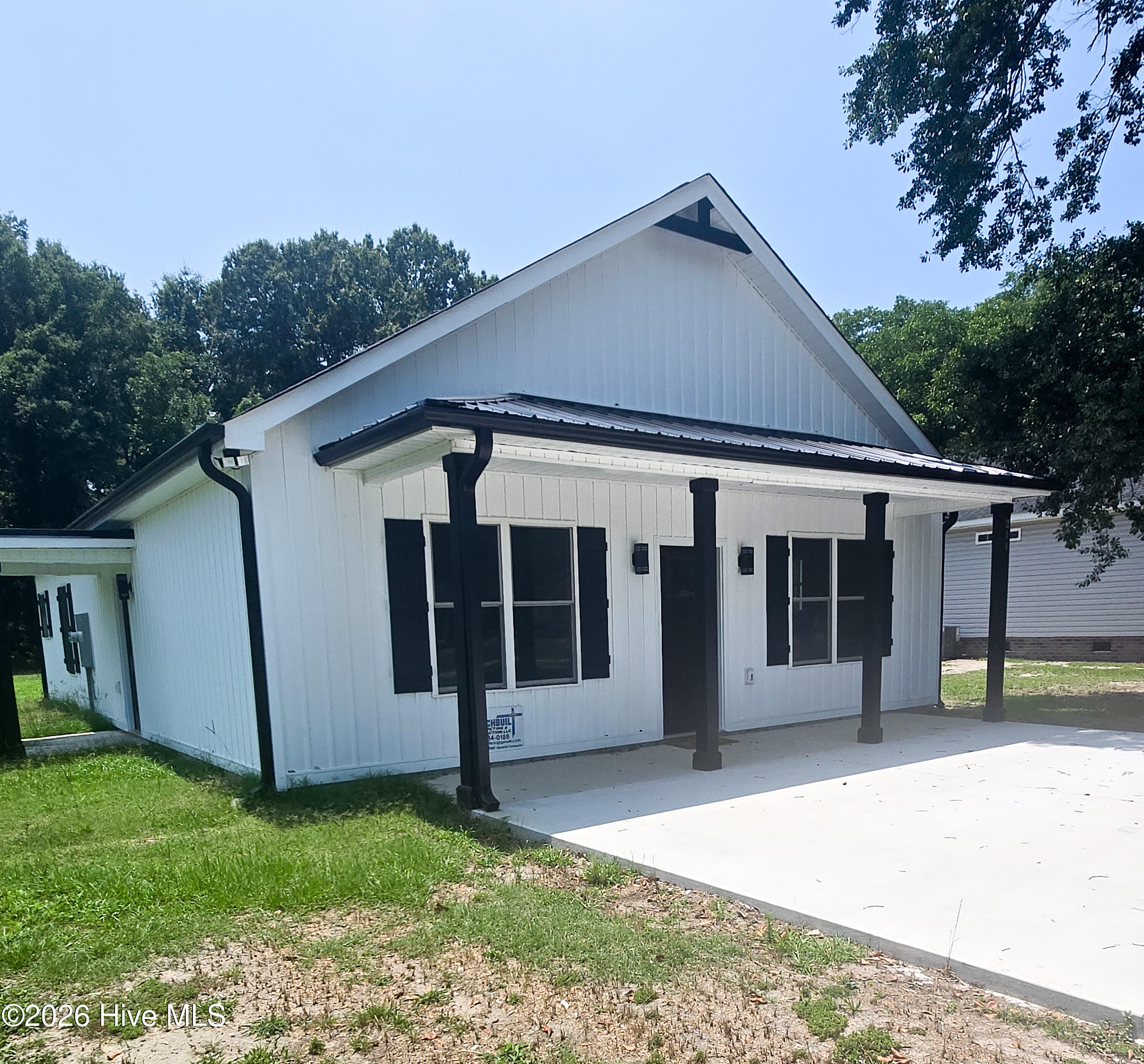 214 E Railroad Street E Property Photo 1