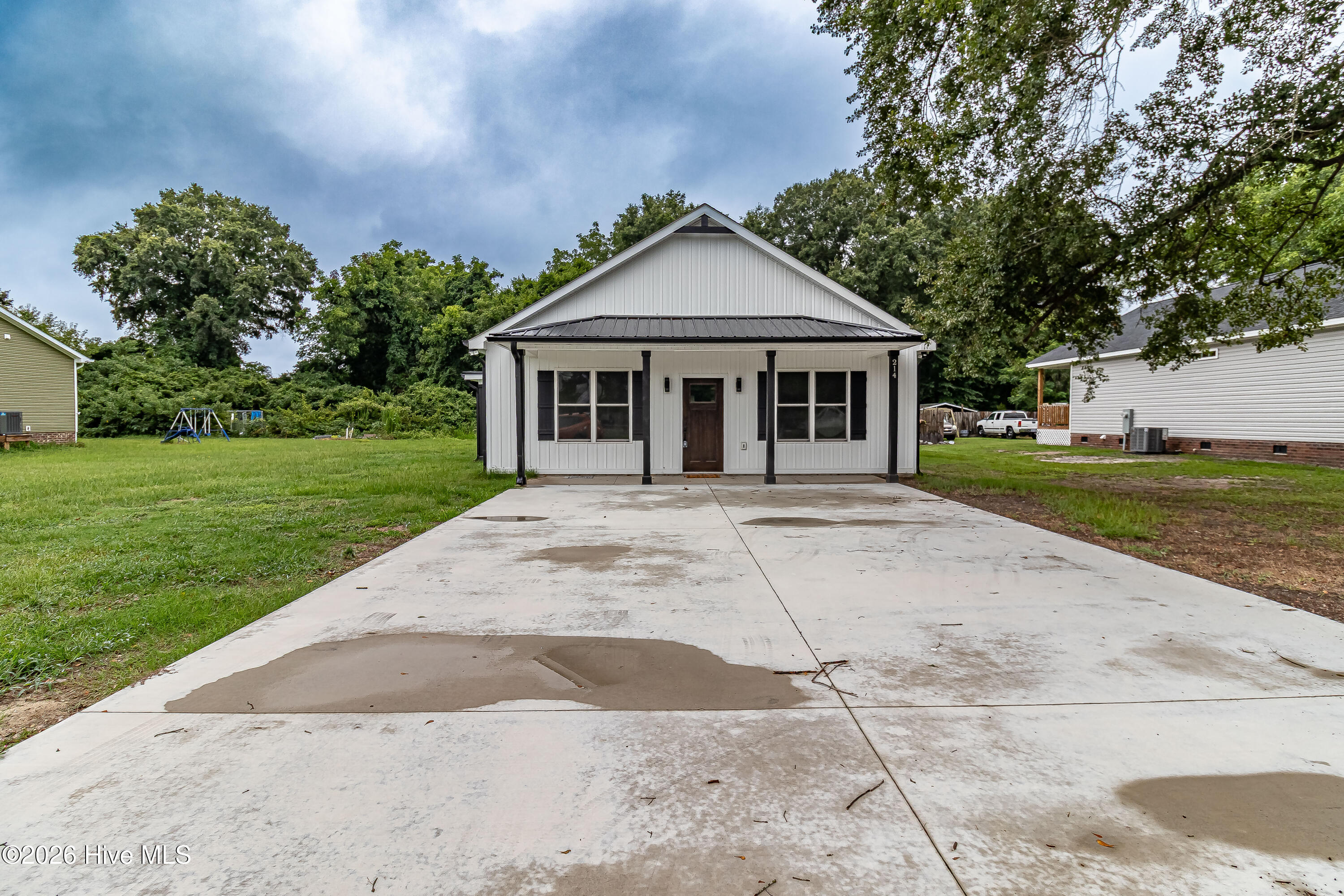 214 E Railroad Street E Property Photo 2