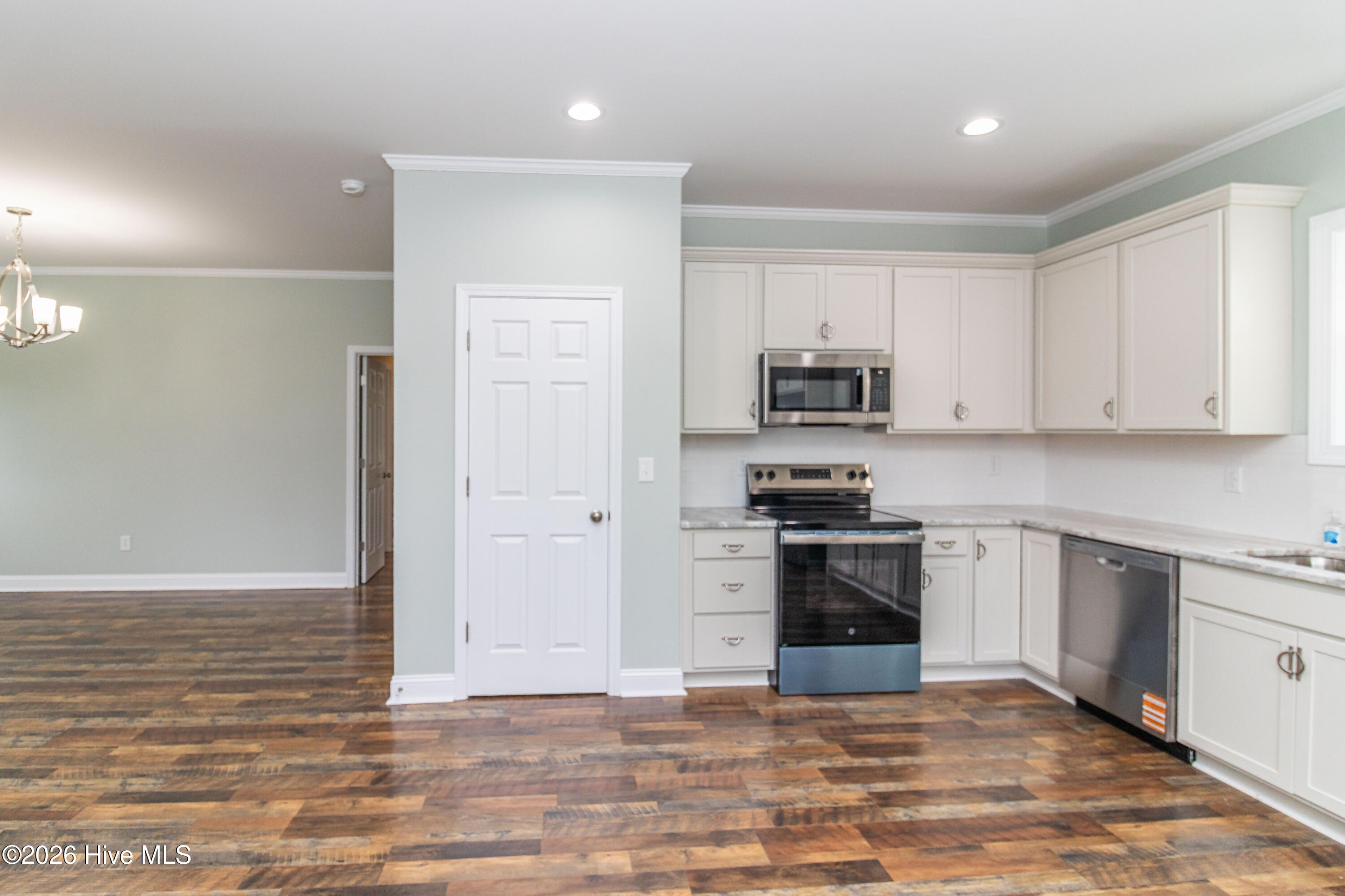 214 E Railroad Street E Property Photo 5