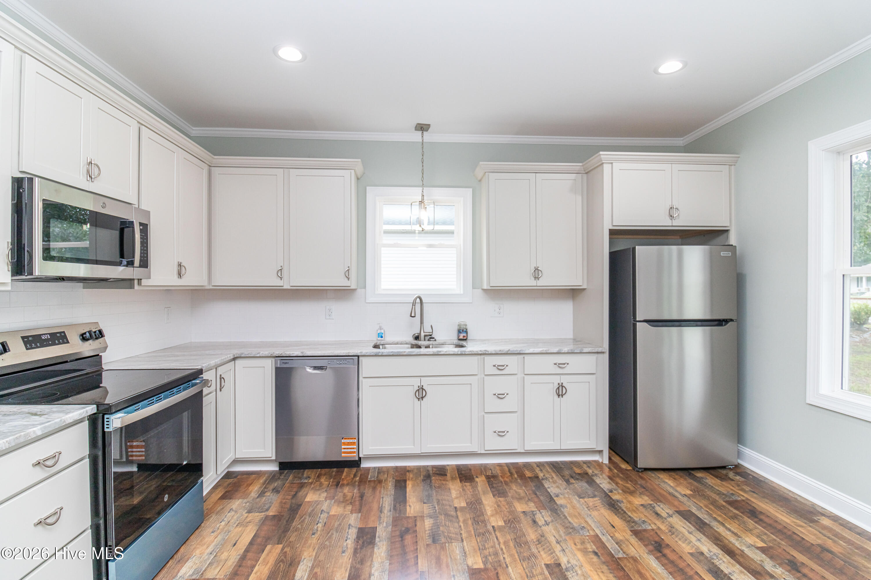 214 E Railroad Street E Property Photo 6