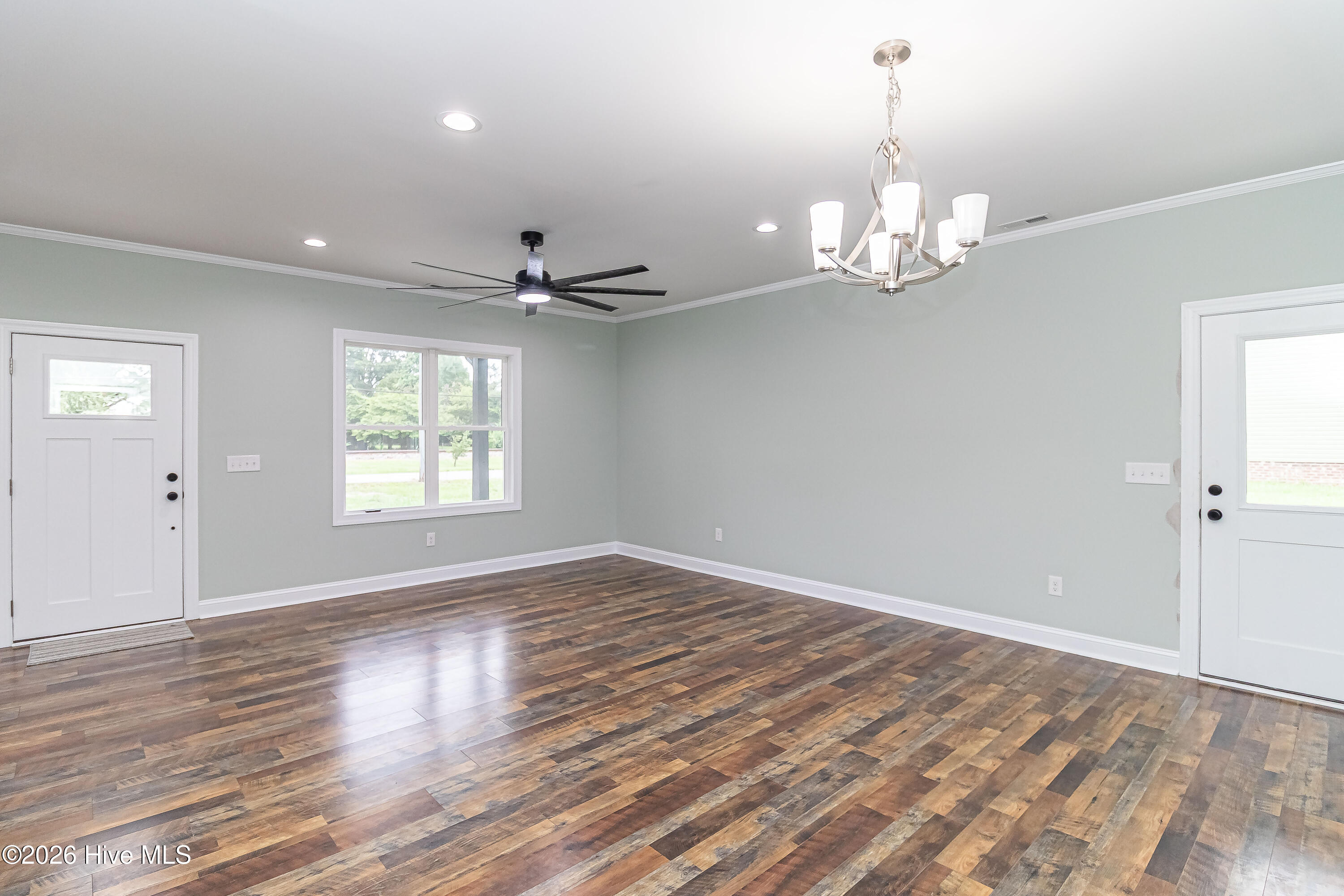 214 E Railroad Street E Property Photo 8