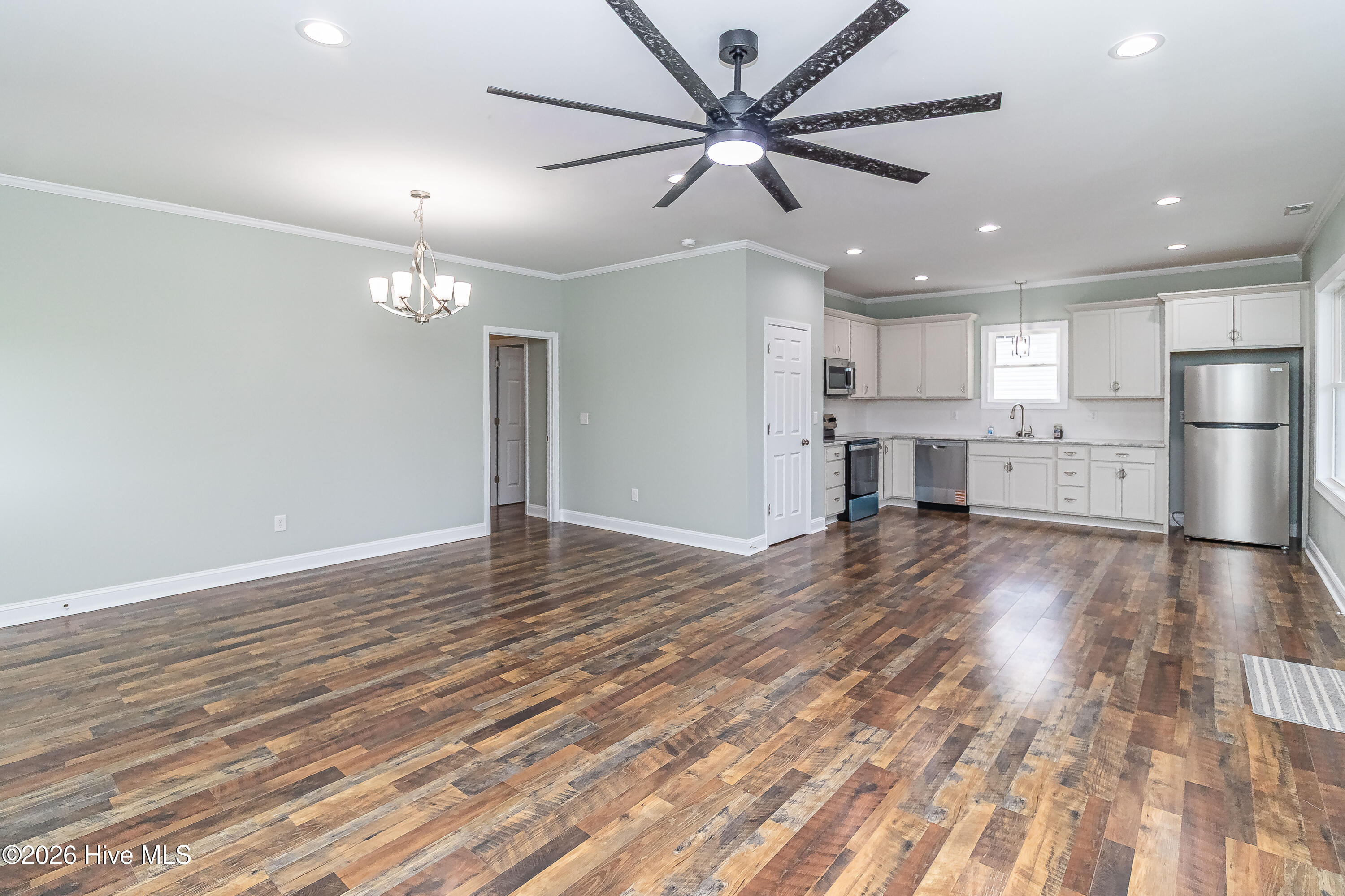 214 E Railroad Street E Property Photo 9