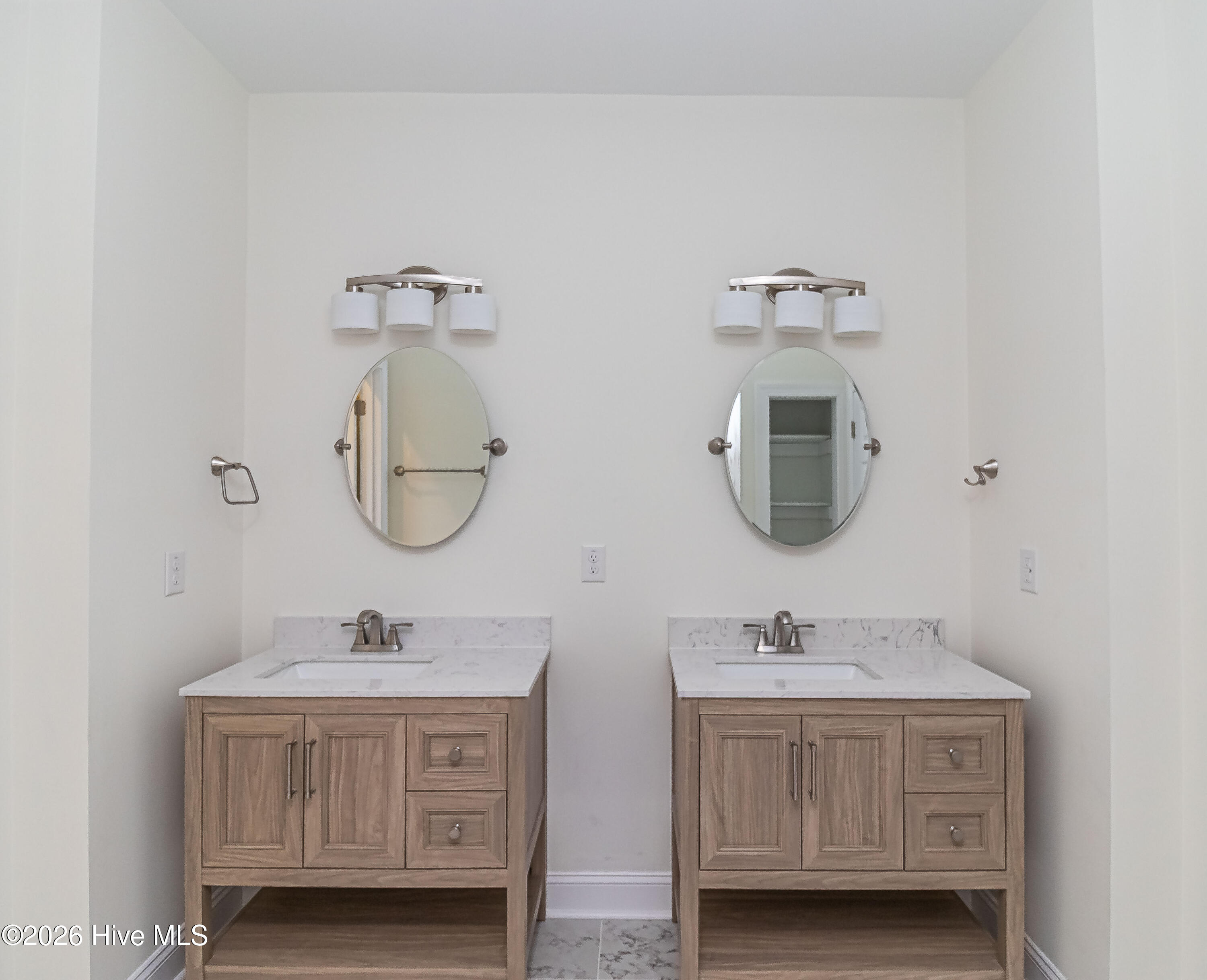 214 E Railroad Street E Property Photo 25