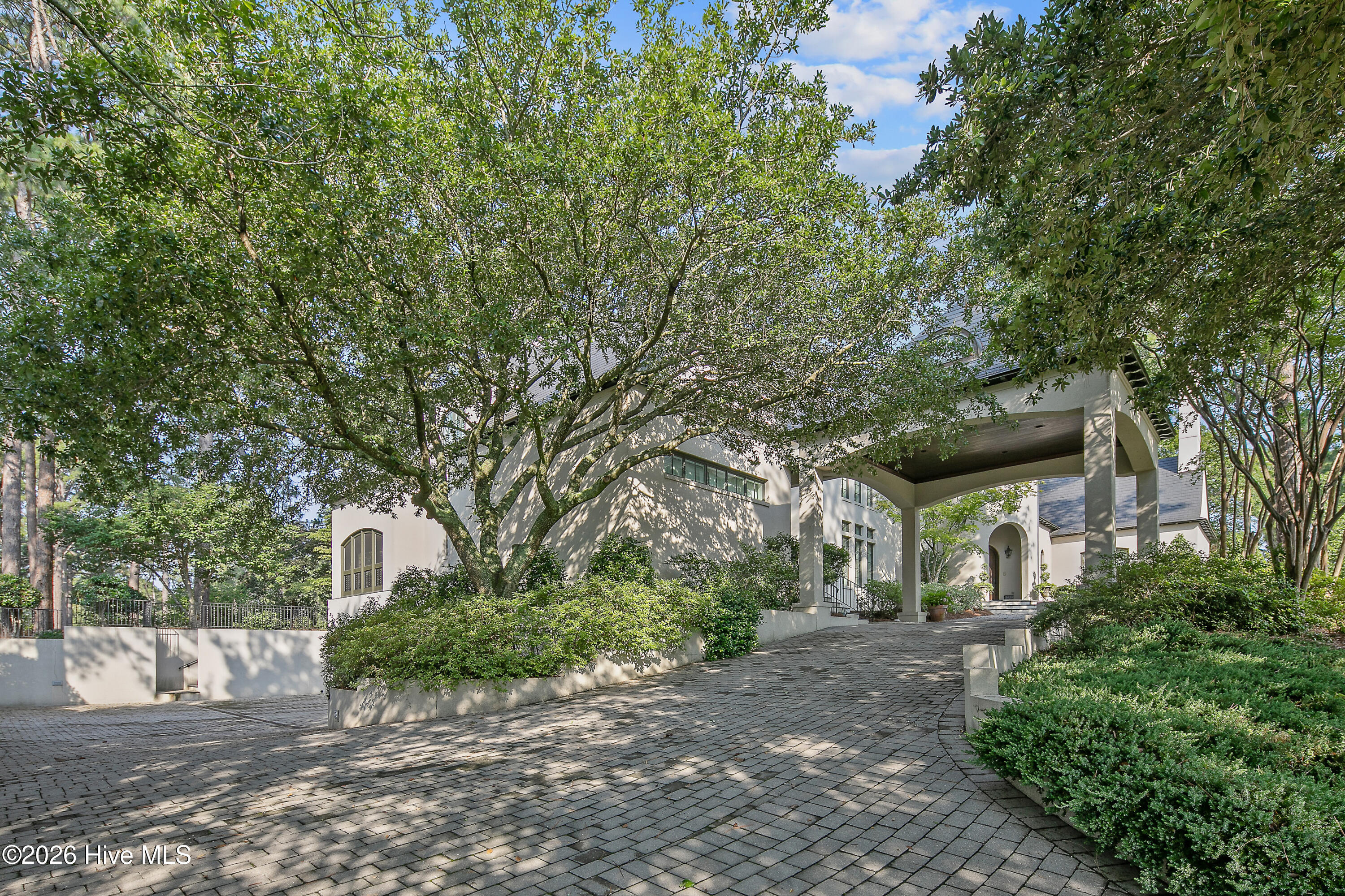 1128 Longleaf Drive Property Photo 4