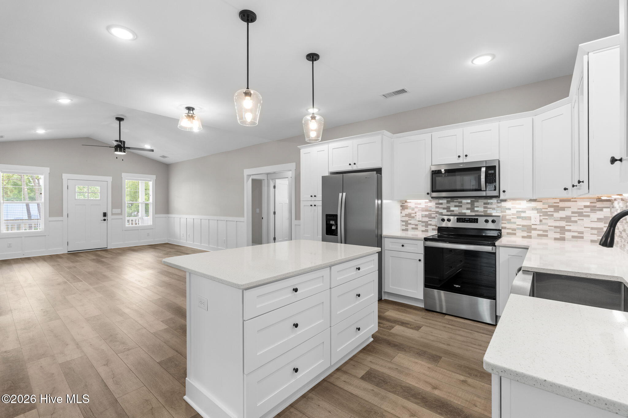 1104 E Oak Island Drive Property Photo 16