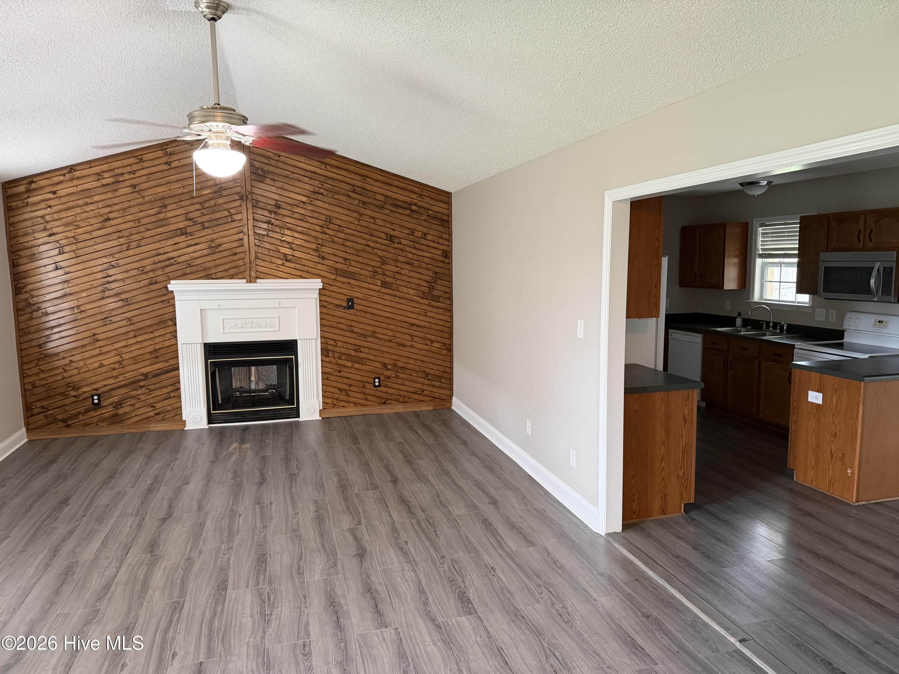 136 Annie Road Property Photo 3