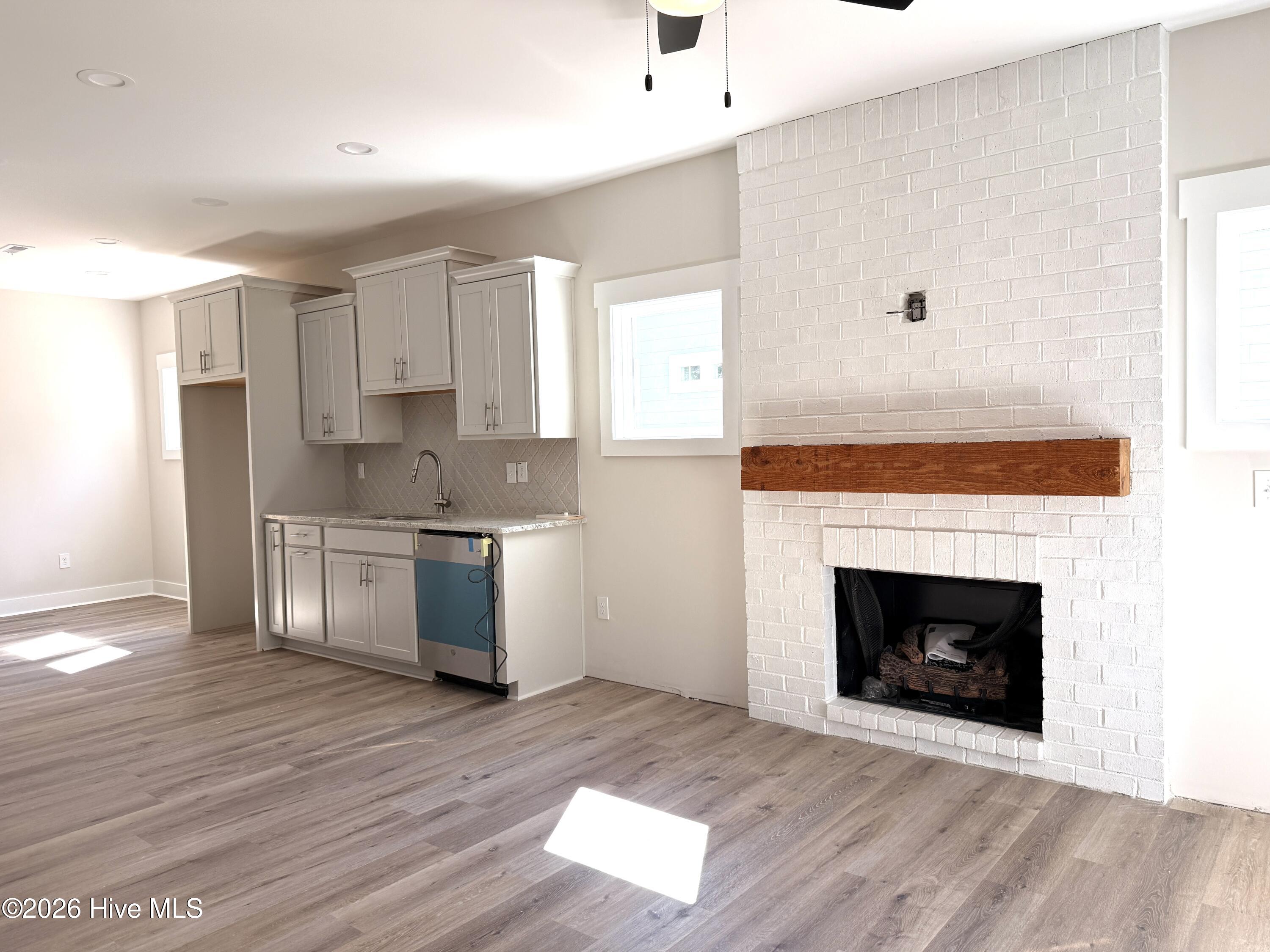 995 Holly Road Property Photo 2