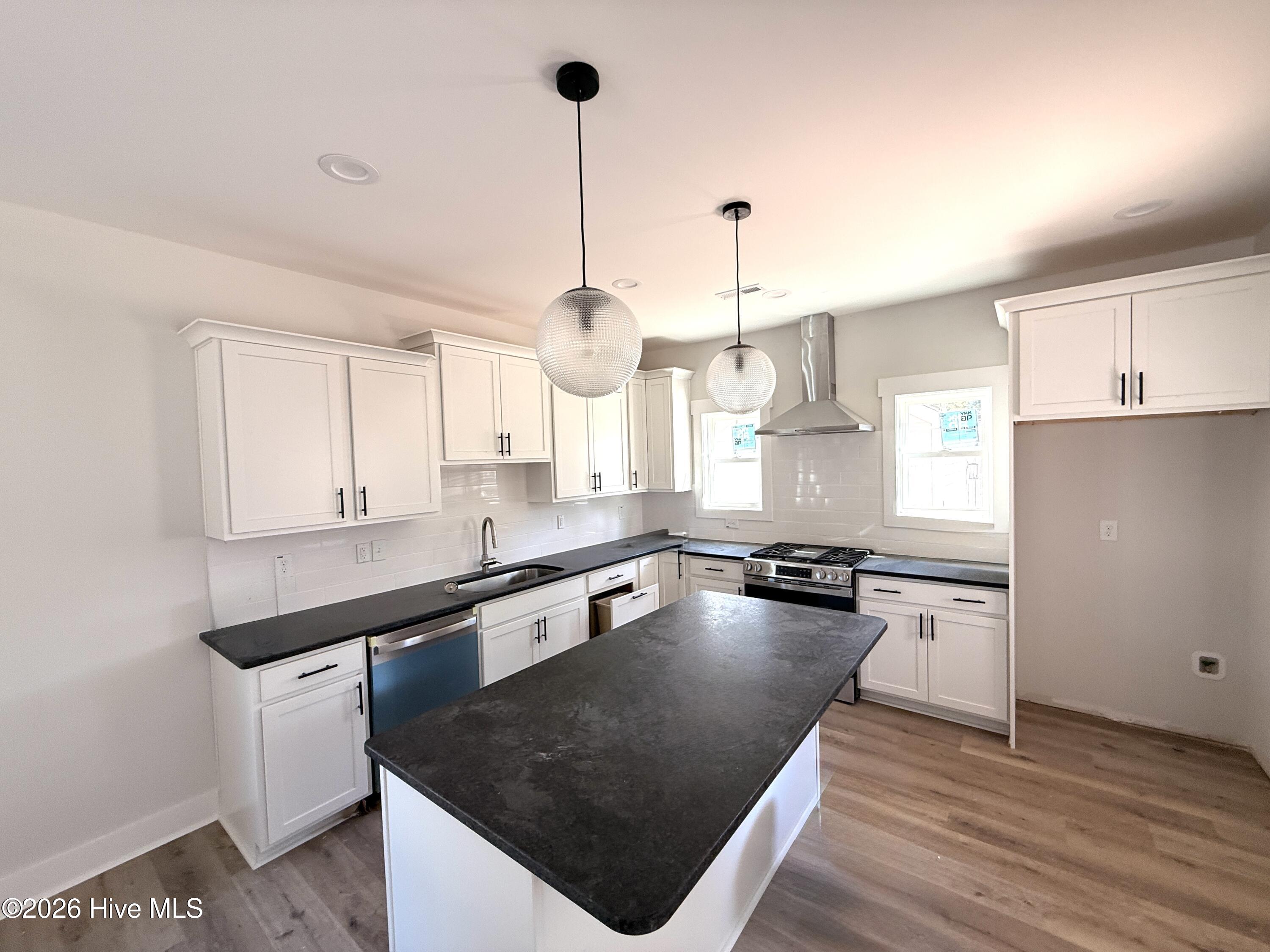 991 Holly Road Property Photo 4