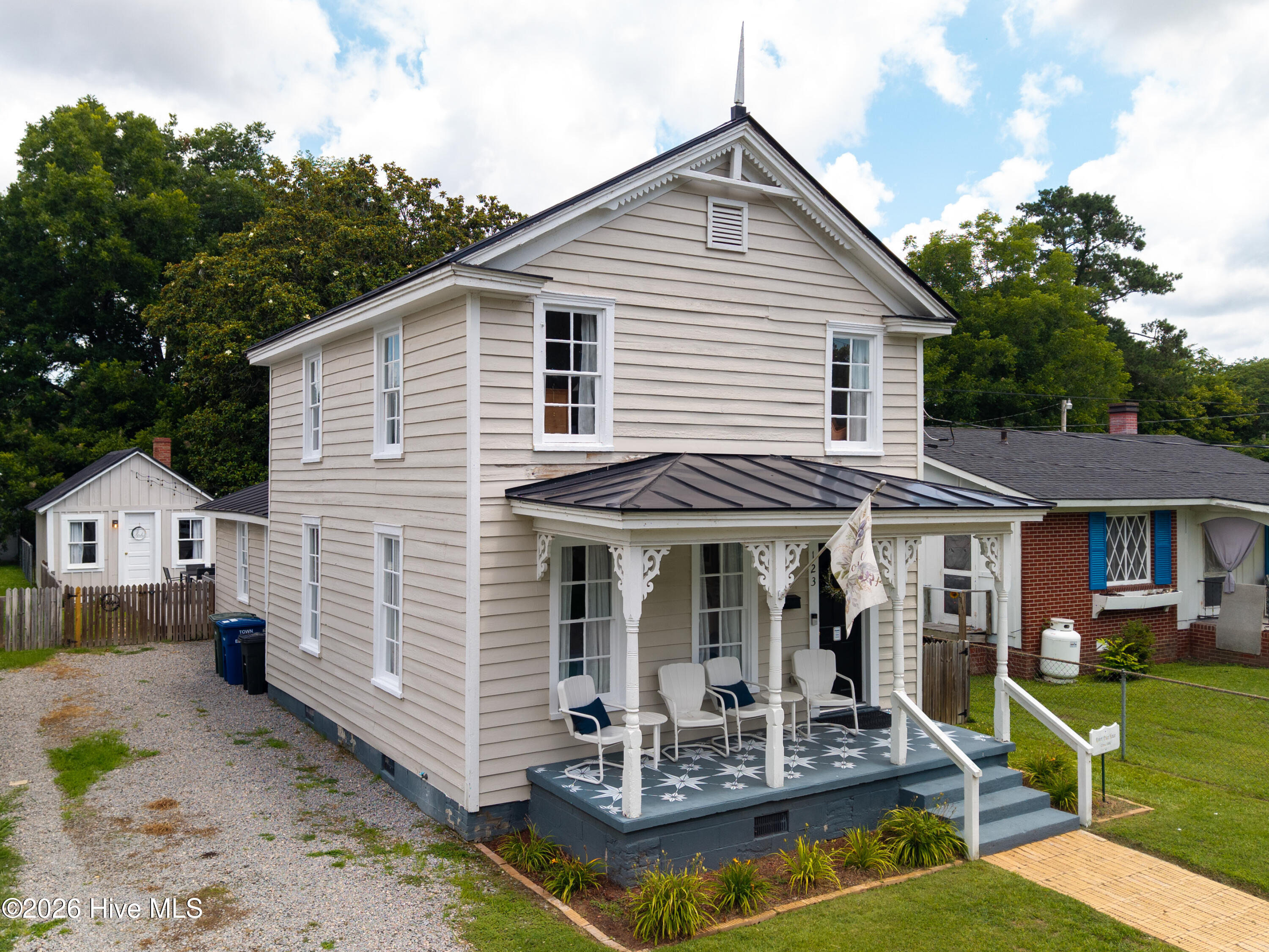 123 E Gale Street Property Photo 3