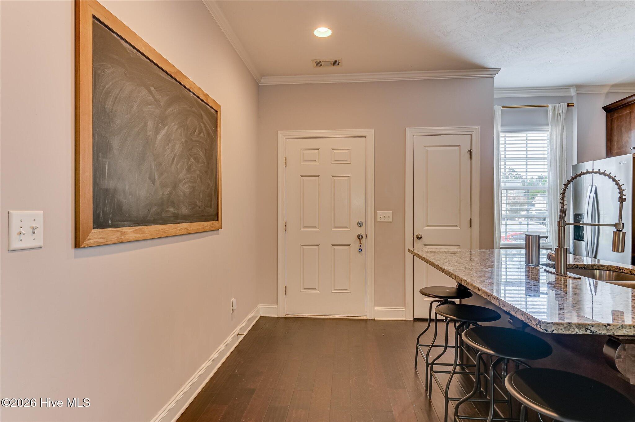 697 Aberdeen Circle Property Photo 5