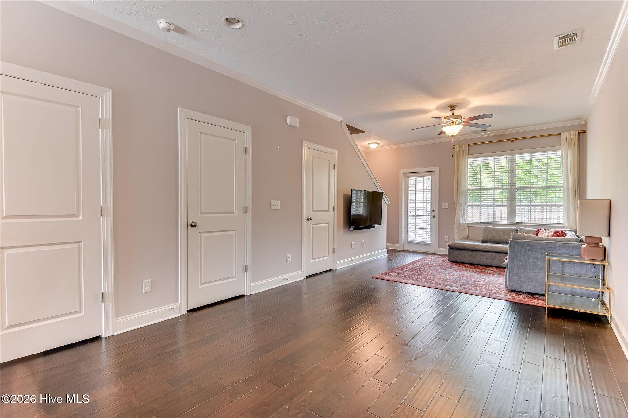 697 Aberdeen Circle Property Photo 7