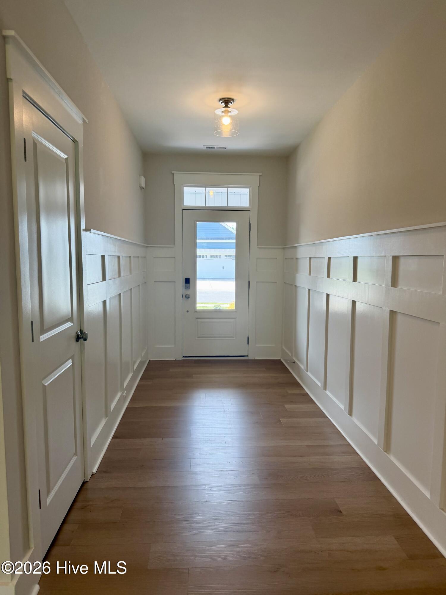 2528 Lakeside Circle Property Photo 5