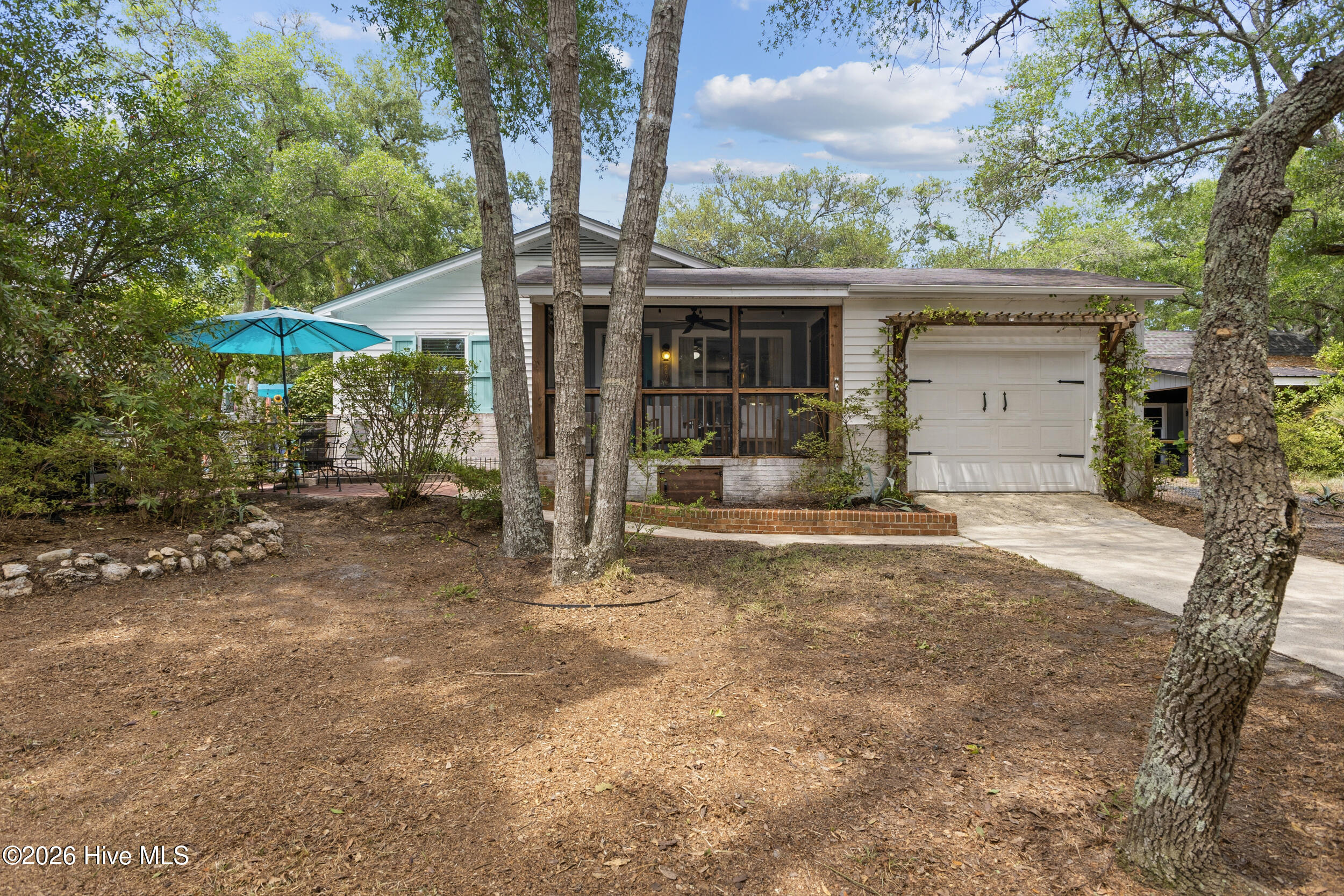 2606 E Oak Island Drive Property Photo 1