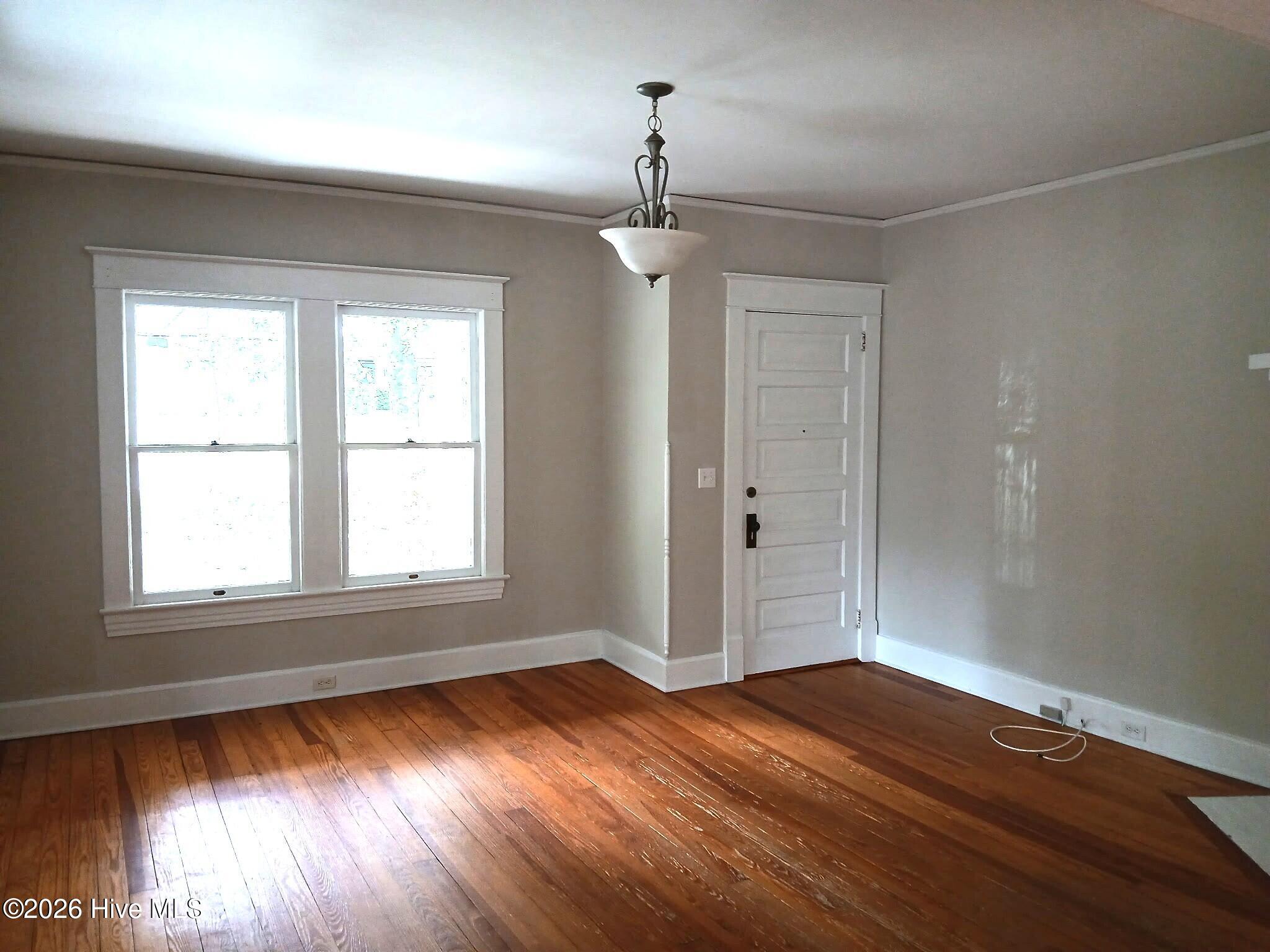 180 N May Street Property Photo 6