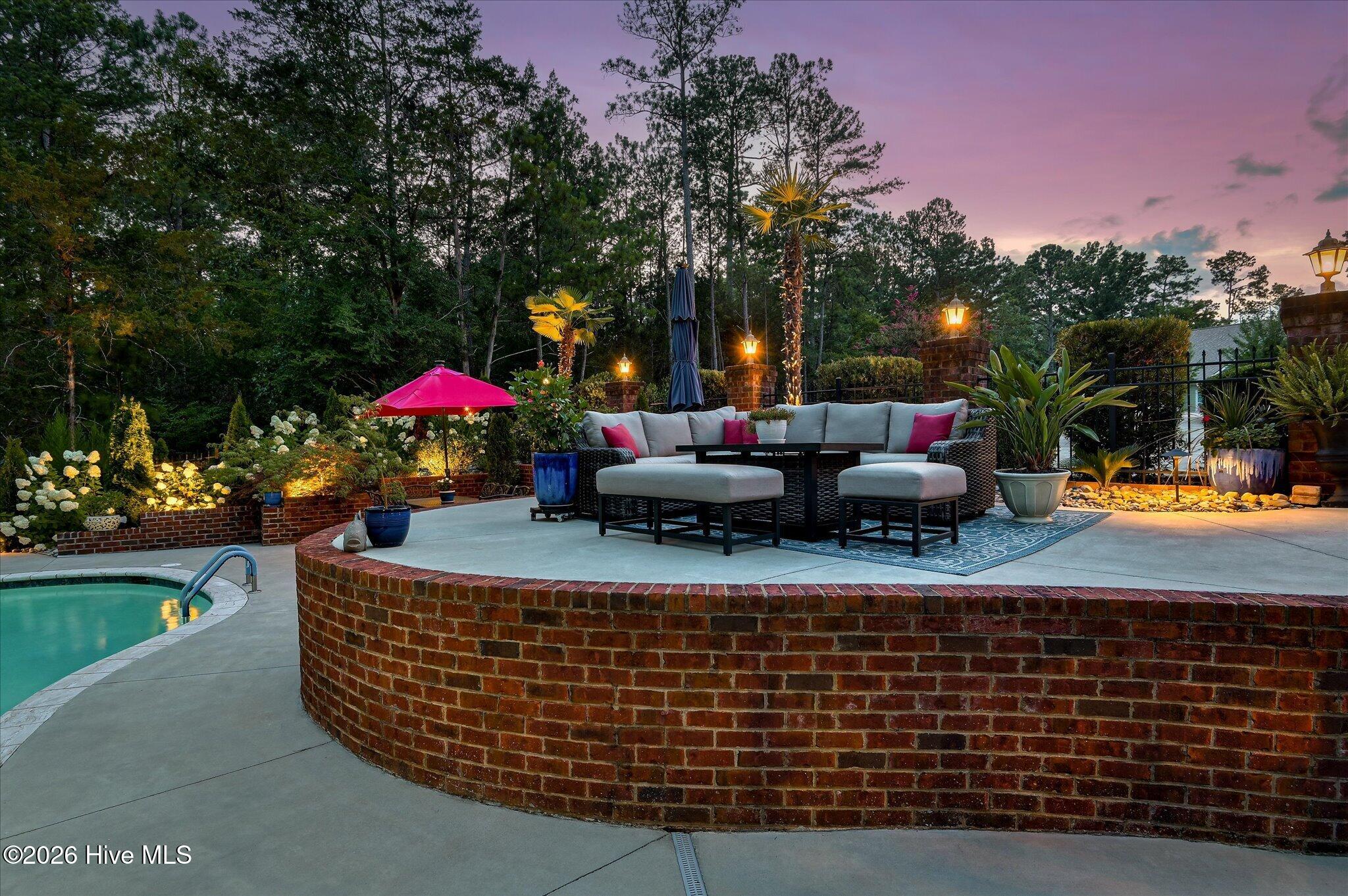 335 Crown Point Property Photo 4